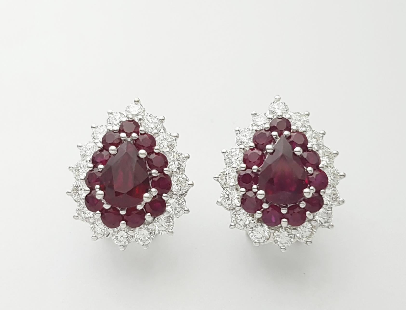 Contemporaneo Ruby and Diamond Earrings set in 18K White Gold Settings in vendita