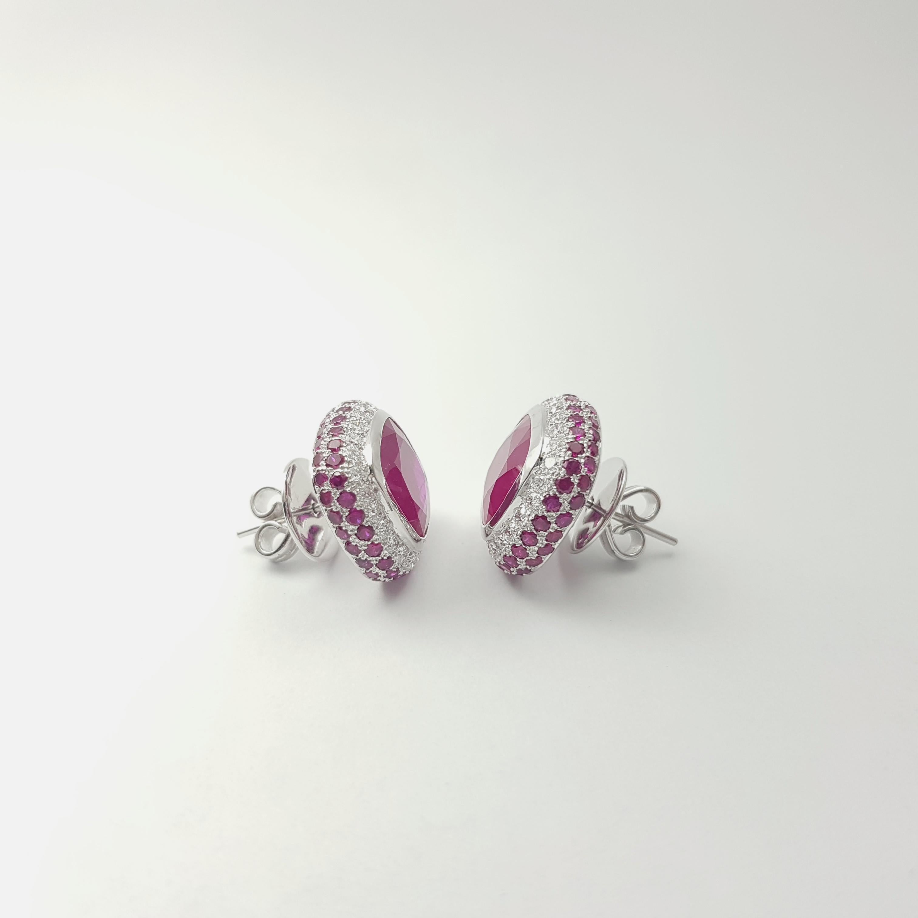 Orecchini con rubini e diamanti incastonati in oro bianco 18K In condizioni Nuovo in vendita a Bangkok, TH