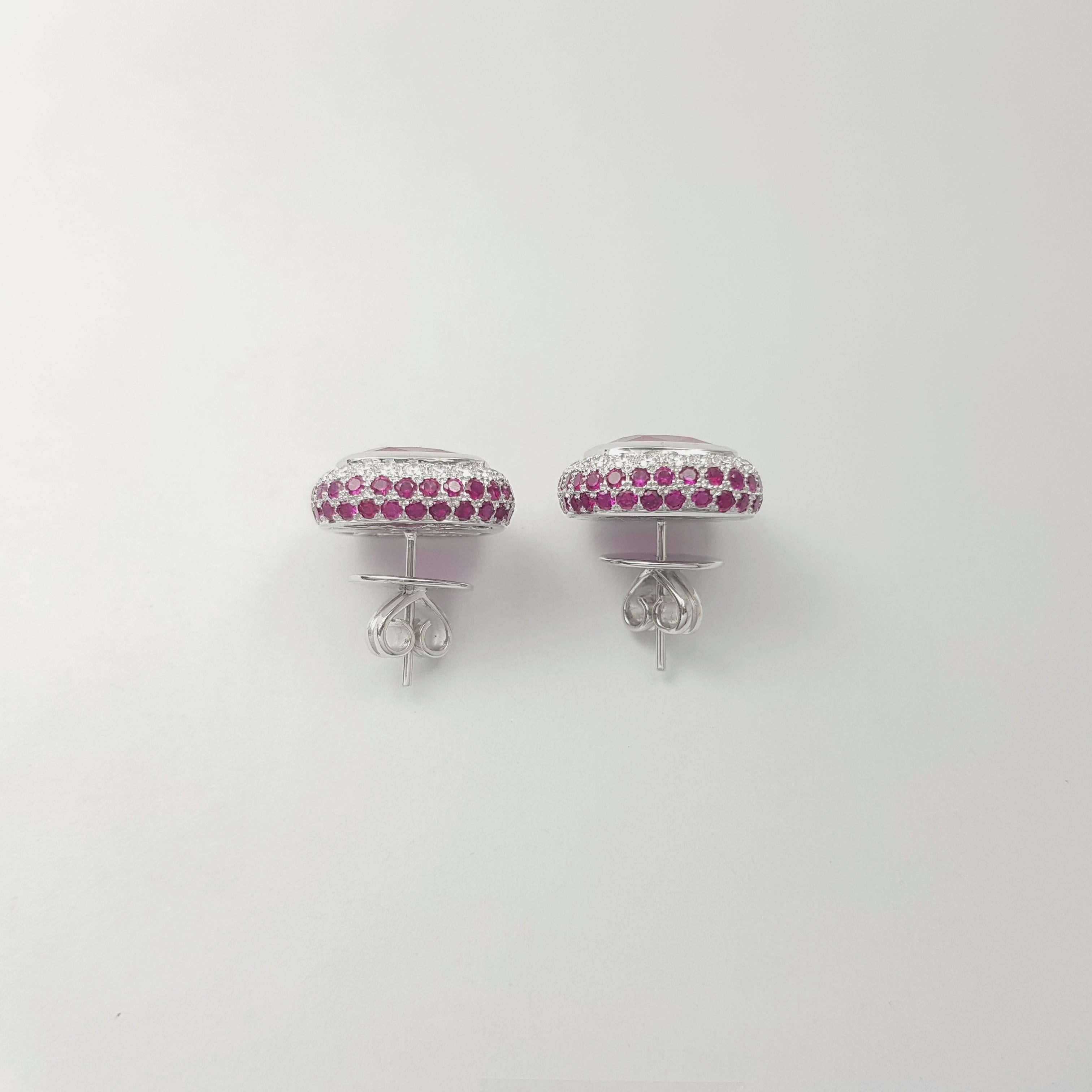 Orecchini con rubini e diamanti incastonati in oro bianco 18K in vendita 1