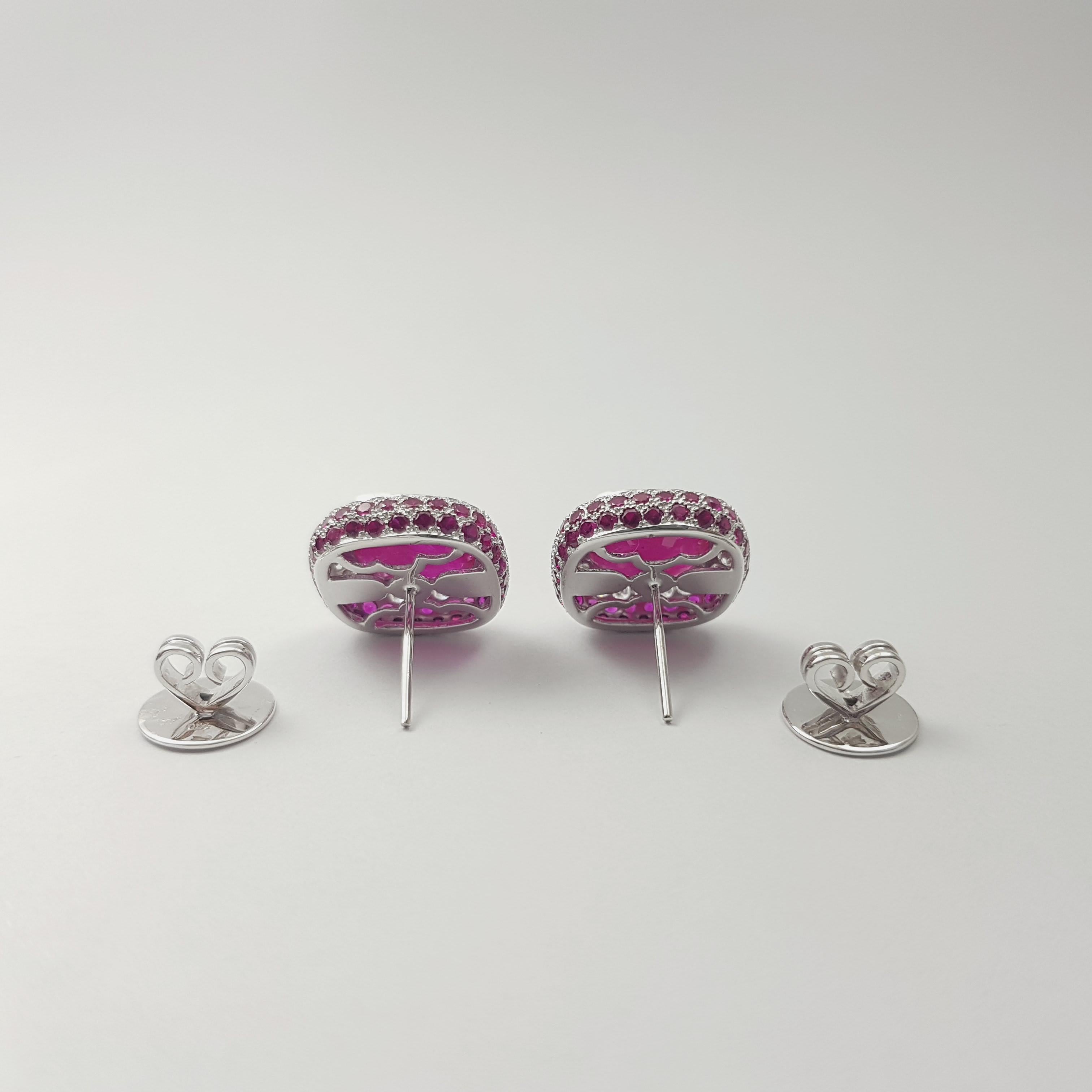 Orecchini con rubini e diamanti incastonati in oro bianco 18K in vendita 2
