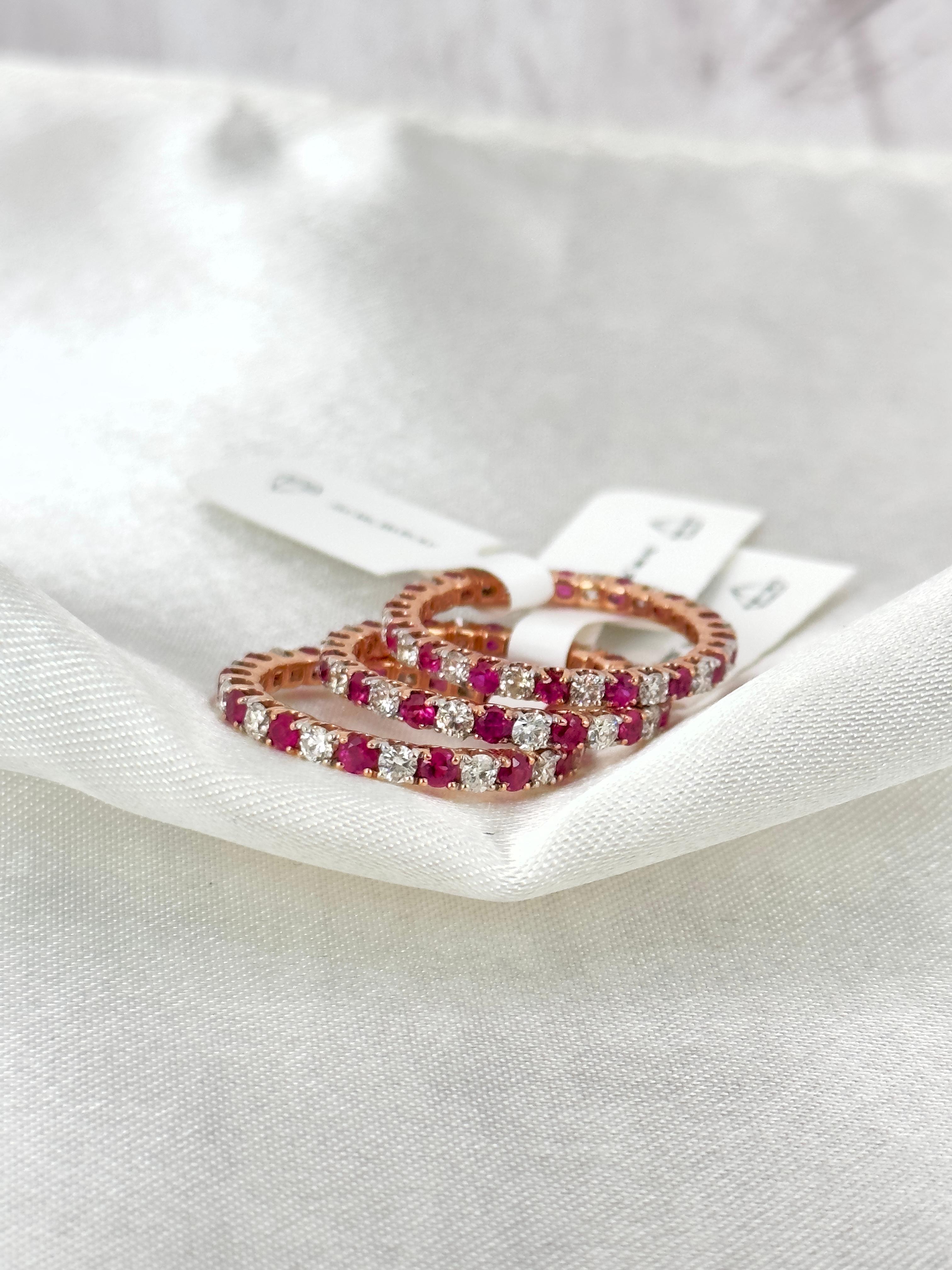 Edelstein-Eternity-Ringe mit Rubin und Diamanten, Stapelbare Ringe (Moderne) im Angebot