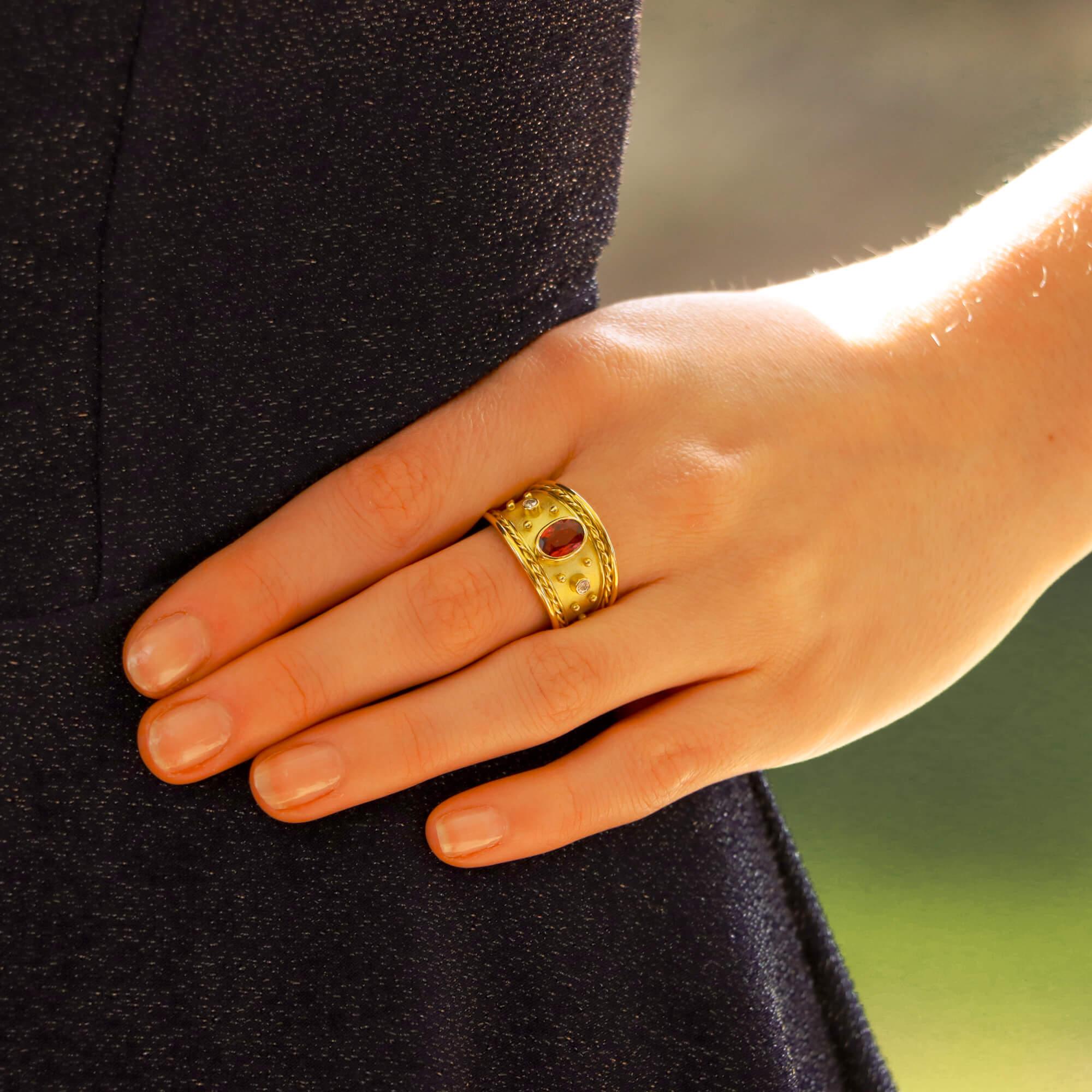 Etruskischer Cocktailkleid-Ring aus 18 Karat Gelbgold mit Rubin und Diamant (Neoetruskisch) im Angebot
