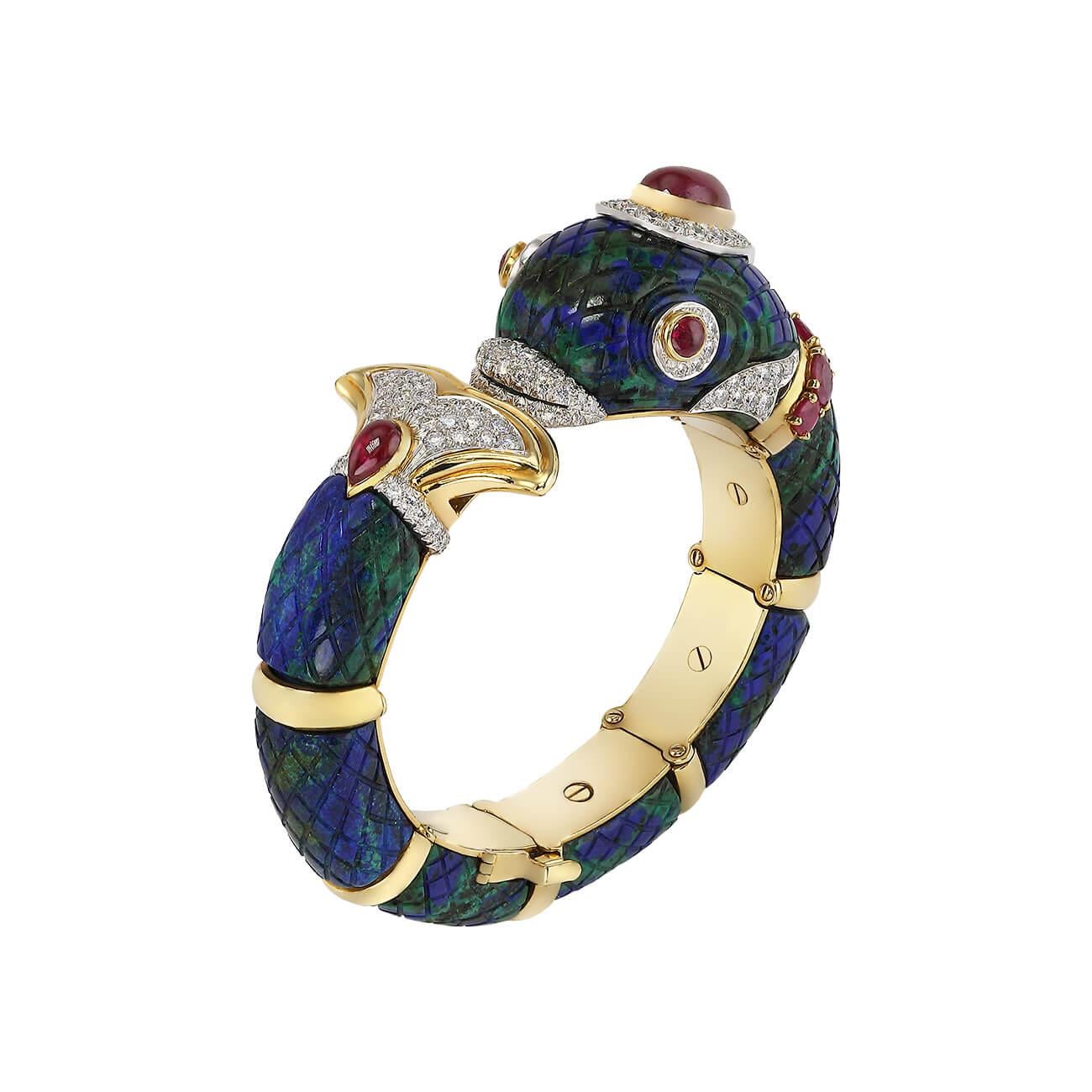 Diamond and ruby Azurmalachite fish bangle by David Webb. The Body of the Fish is Carved from
Azurmalachite. The Fish has a Ruby Collar and Diamond Eyes, Tail and Coronet with Diamond Mouth and Gills.

Platinum and 18K yellow