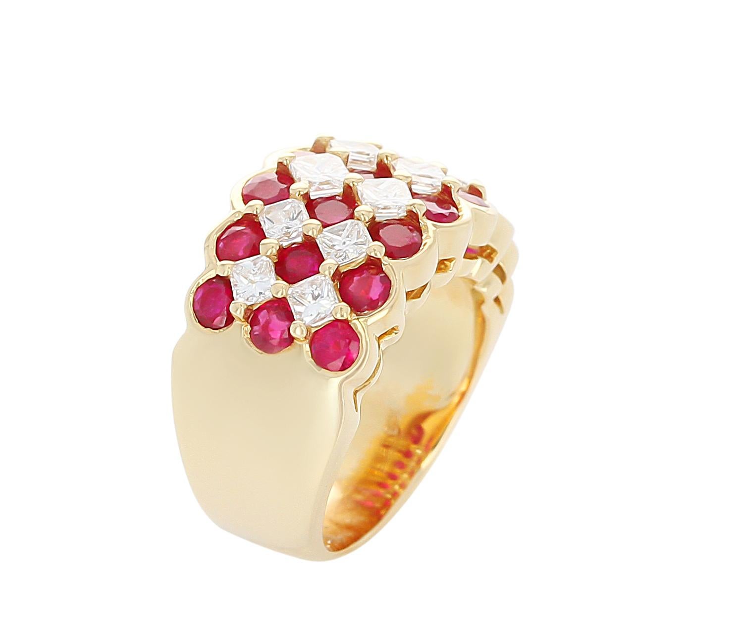 Rubin- und Diamantring mit fünf Reihen, 18 Karat Gelbgold im Zustand „Hervorragend“ im Angebot in New York, NY