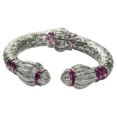Bracelet souple en or blanc 18 carats avec rubis et diamants.