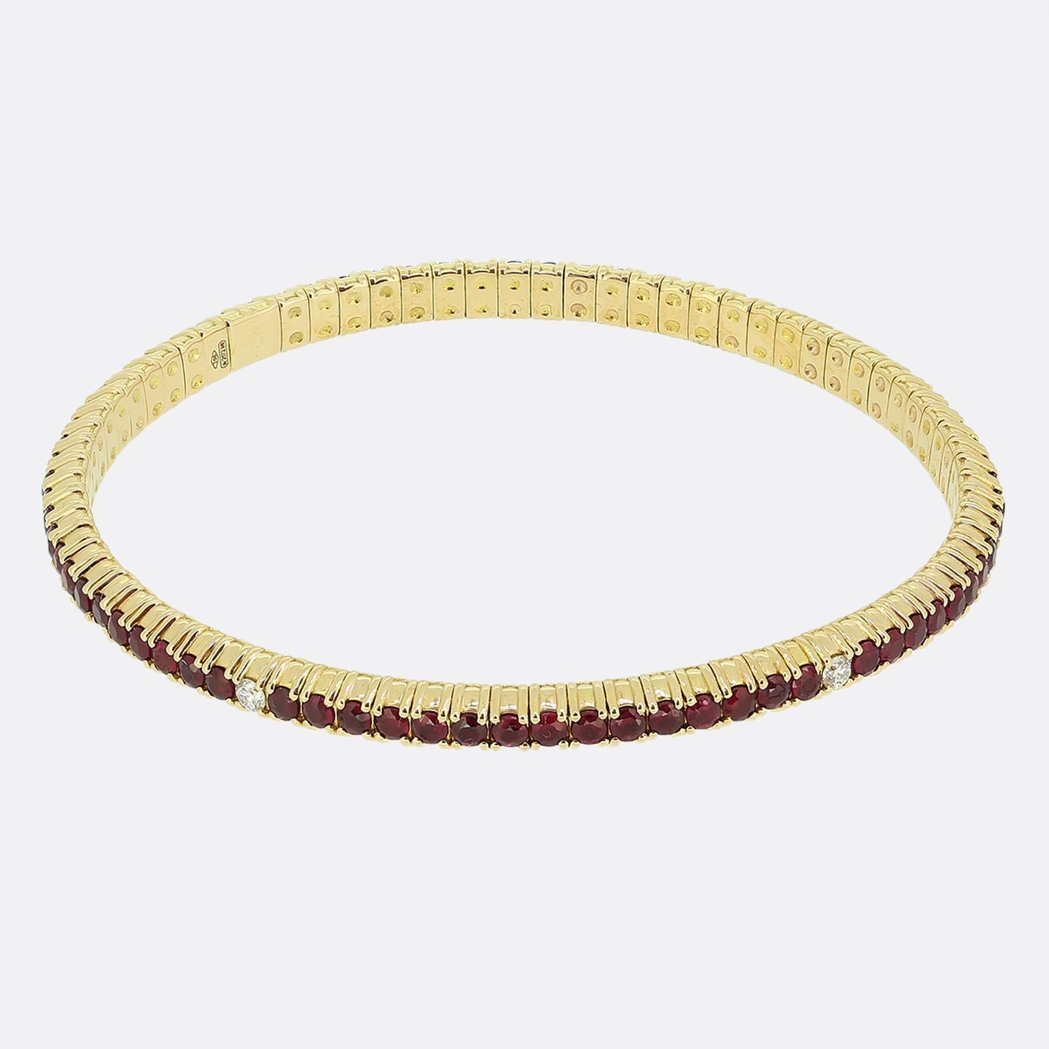 Hier haben wir ein fabelhaftes, flexibles Armband mit einem federbelasteten Verschluss in der Mitte, der sich mit Leichtigkeit um das Handgelenk legt. Dieses Schmuckstück wurde meisterhaft aus 18-karätigem Gelbgold gefertigt und zeichnet sich durch