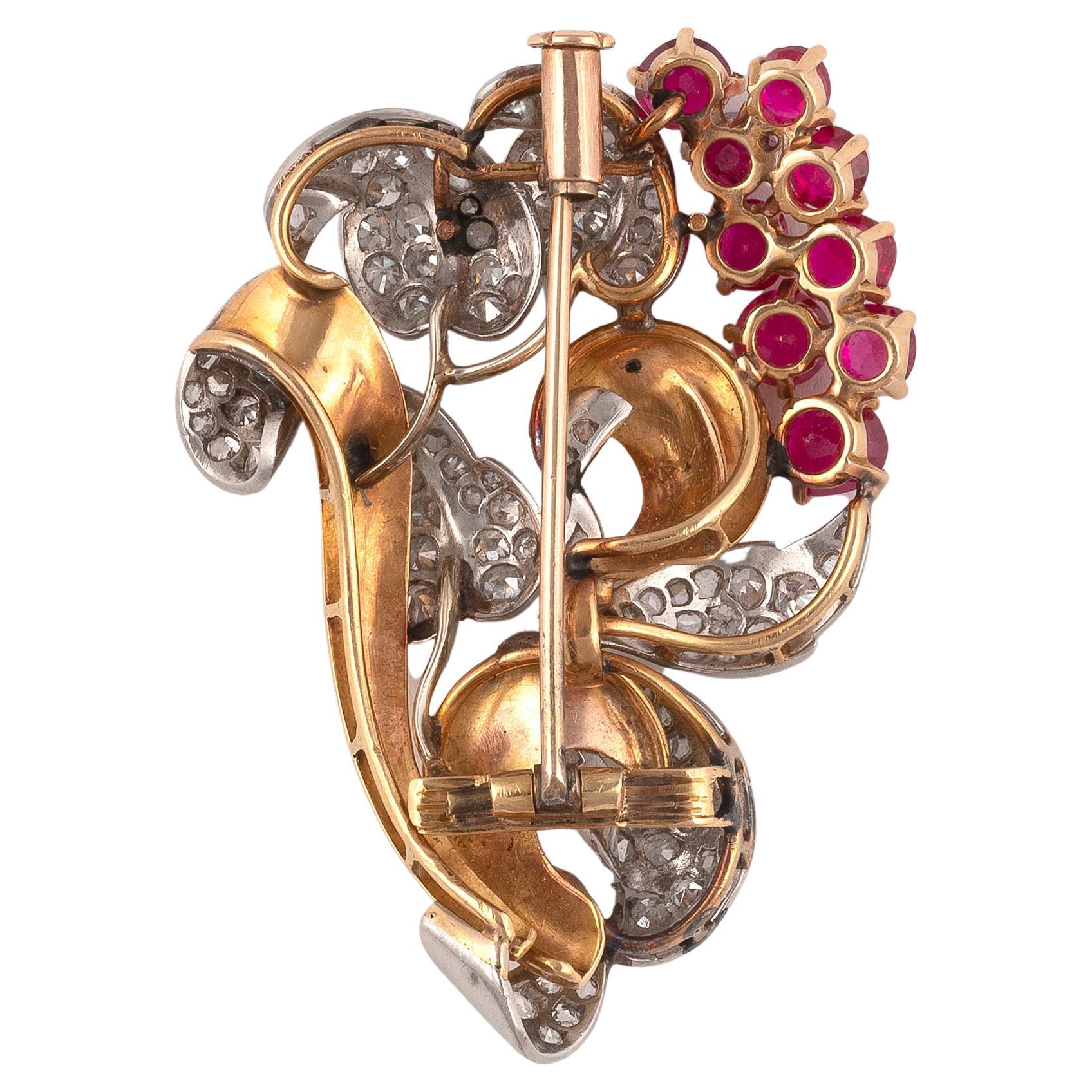 Taille brillant Broche fleur en rubis et diamants, vers 1945 en vente