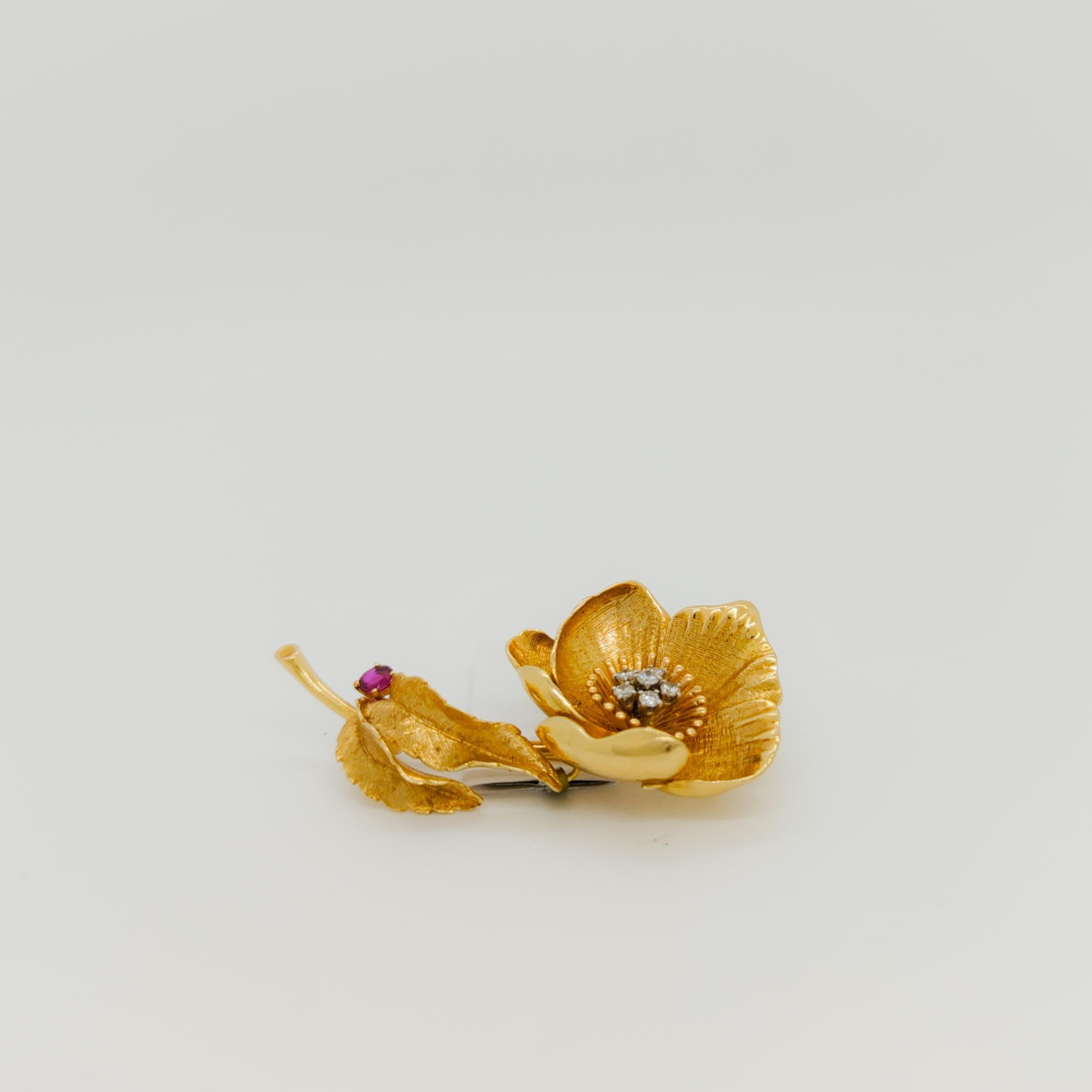 Blumenbrosche mit Rubin und Diamanten aus 14 Karat Gelbgold für Damen oder Herren