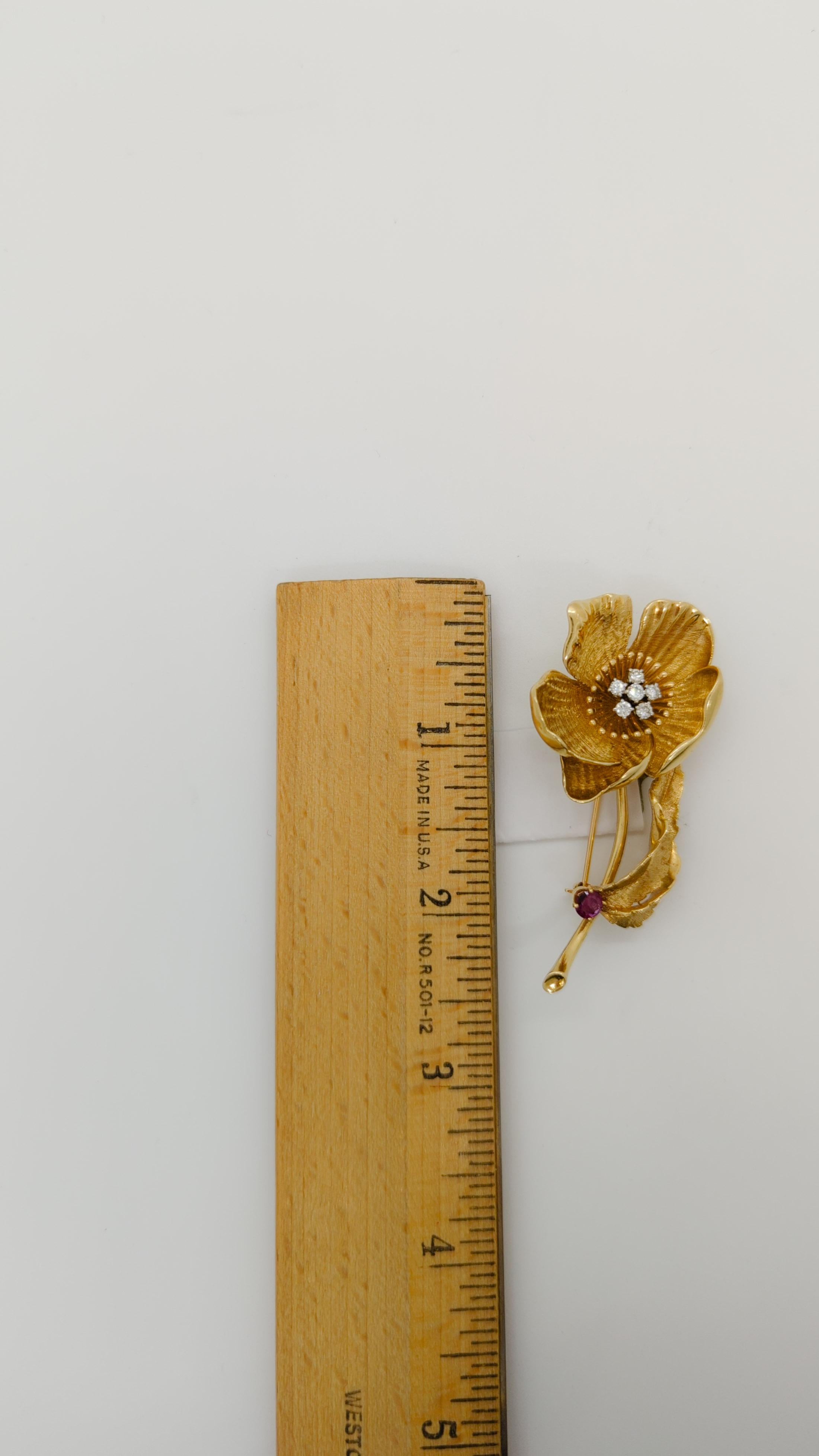 Broche fleur en or jaune 14 carats, rubis et diamants en vente 1