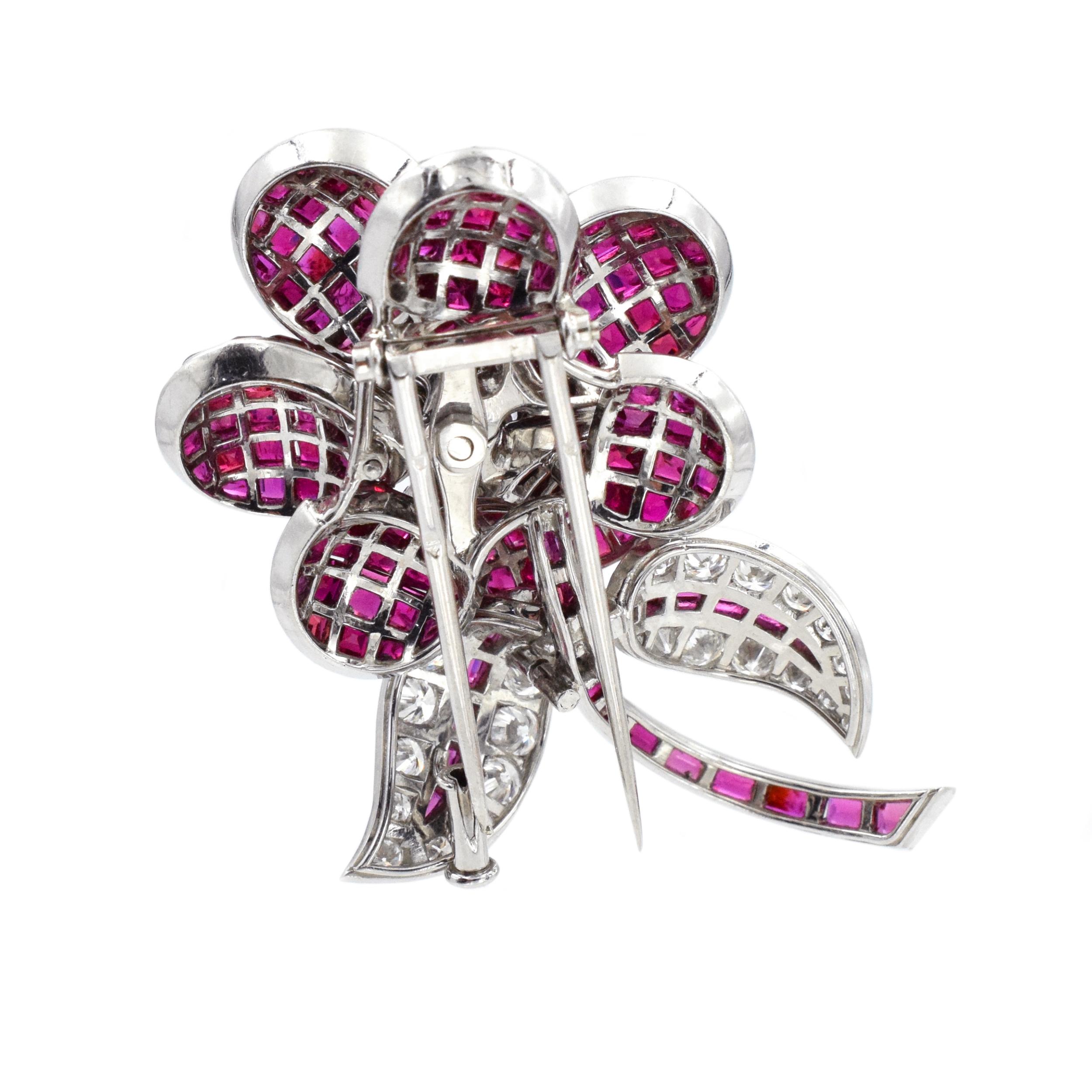 Artiste Broche à fleurs en rubis et diamants, sertie de rubis de manière mystérieuse<unk> en vente