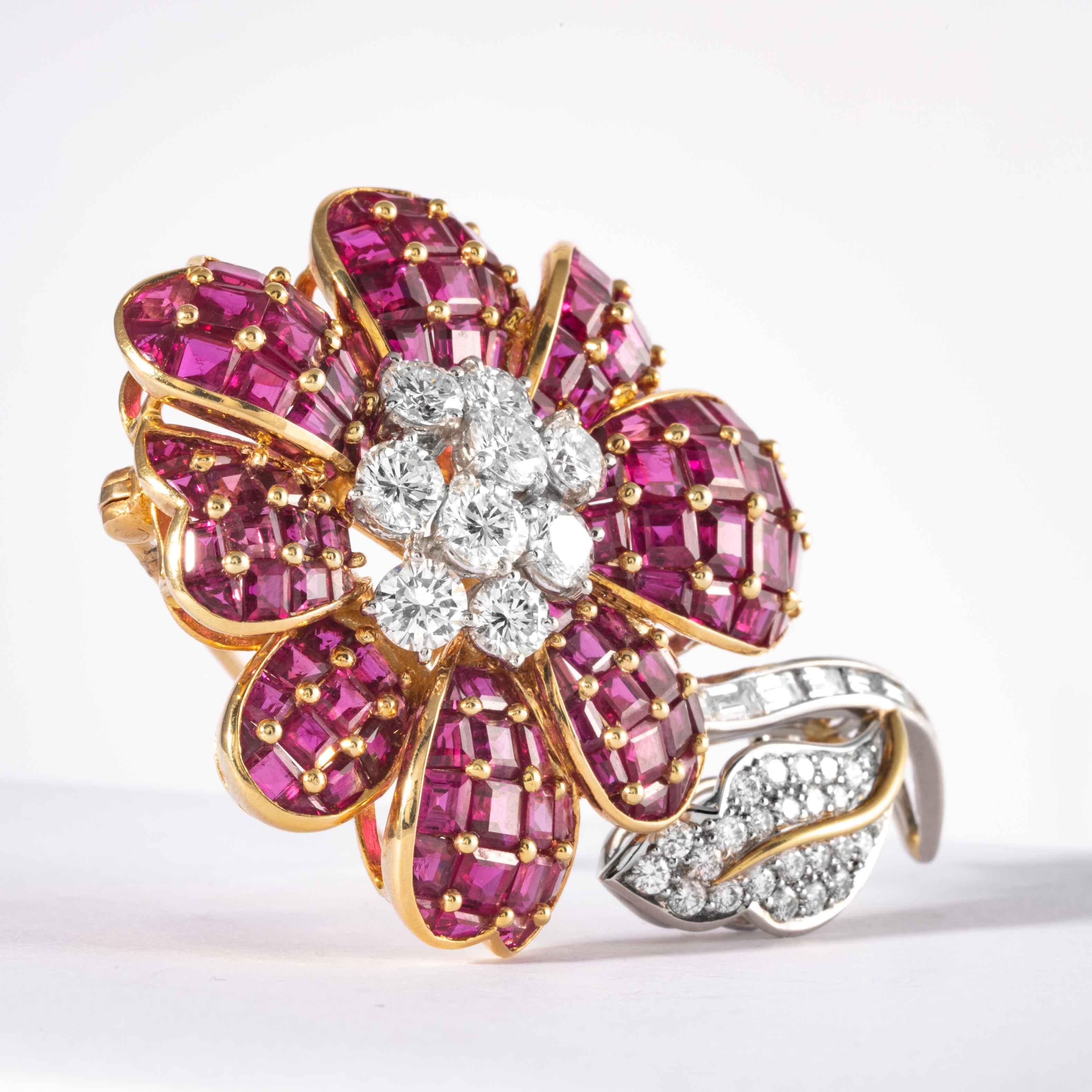 Blumenbrosche mit Rubin und Diamanten, signiert Oscar Heyman Brothers im Zustand „Hervorragend“ im Angebot in Boston, MA