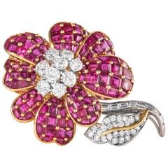 Broche fleur en rubis et diamants, signée Oscar Heyman Brothers