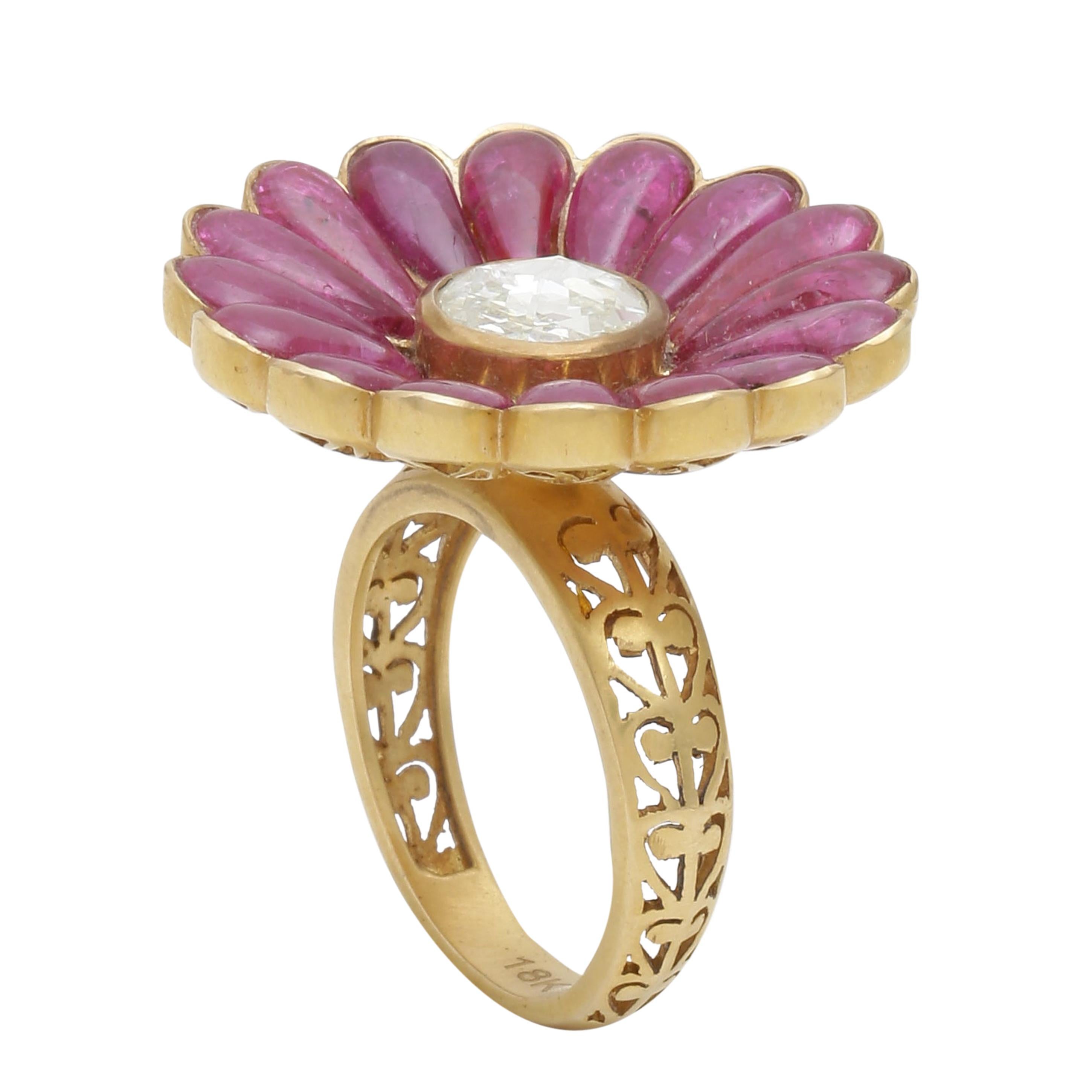 Anillo Cóctel Flor de Rubíes y Diamantes Hecho a Mano en Oro Amarillo de 18 Kilates