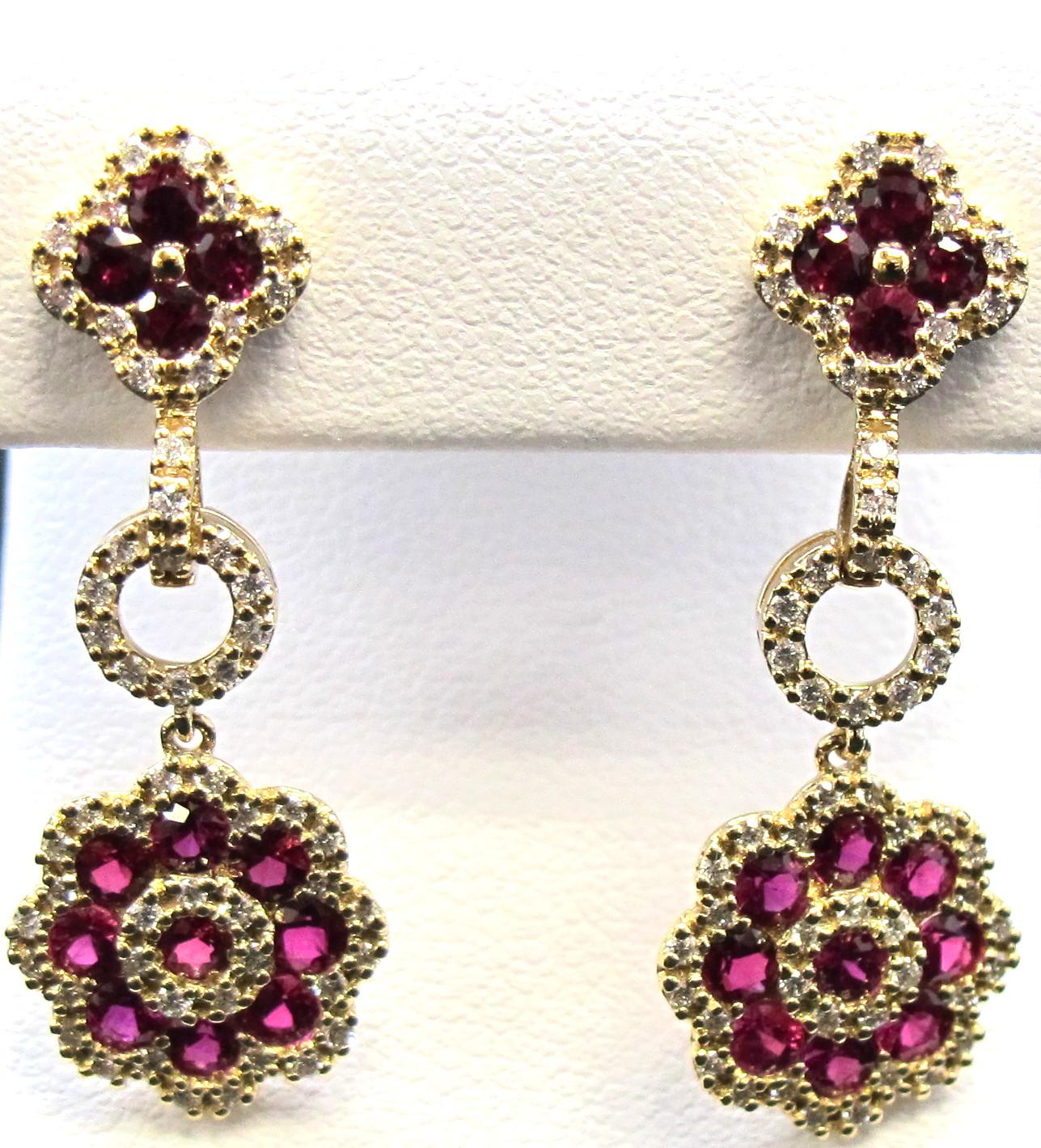 Orecchini pendenti con fiori di rubino e diamanti in oro giallo 18 ct. in vendita 2