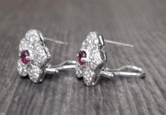 Boucles d'oreilles fleur en rubis et diamants