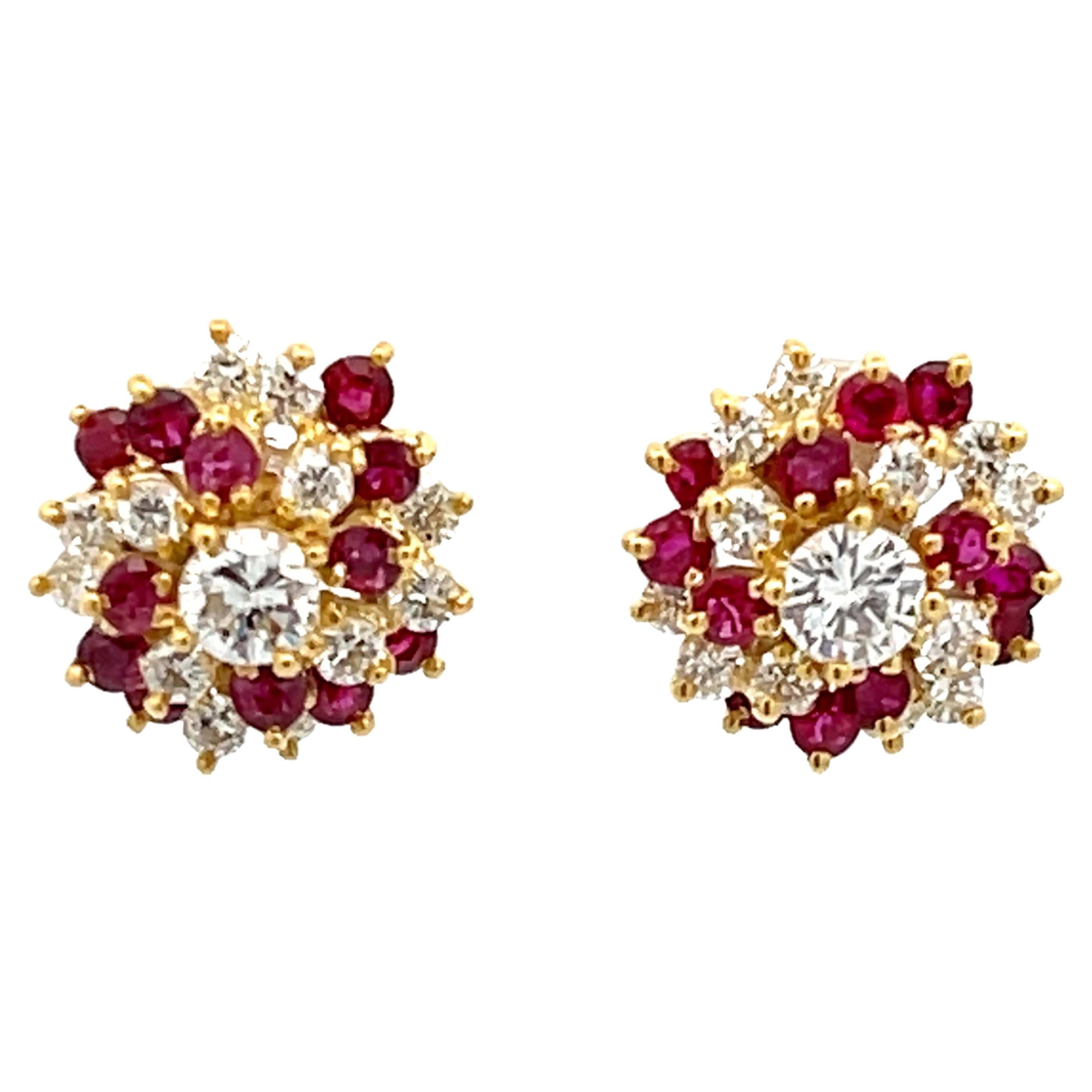 Boucles d'oreilles fleurs en or jaune 14k avec rubis et diamants en vente