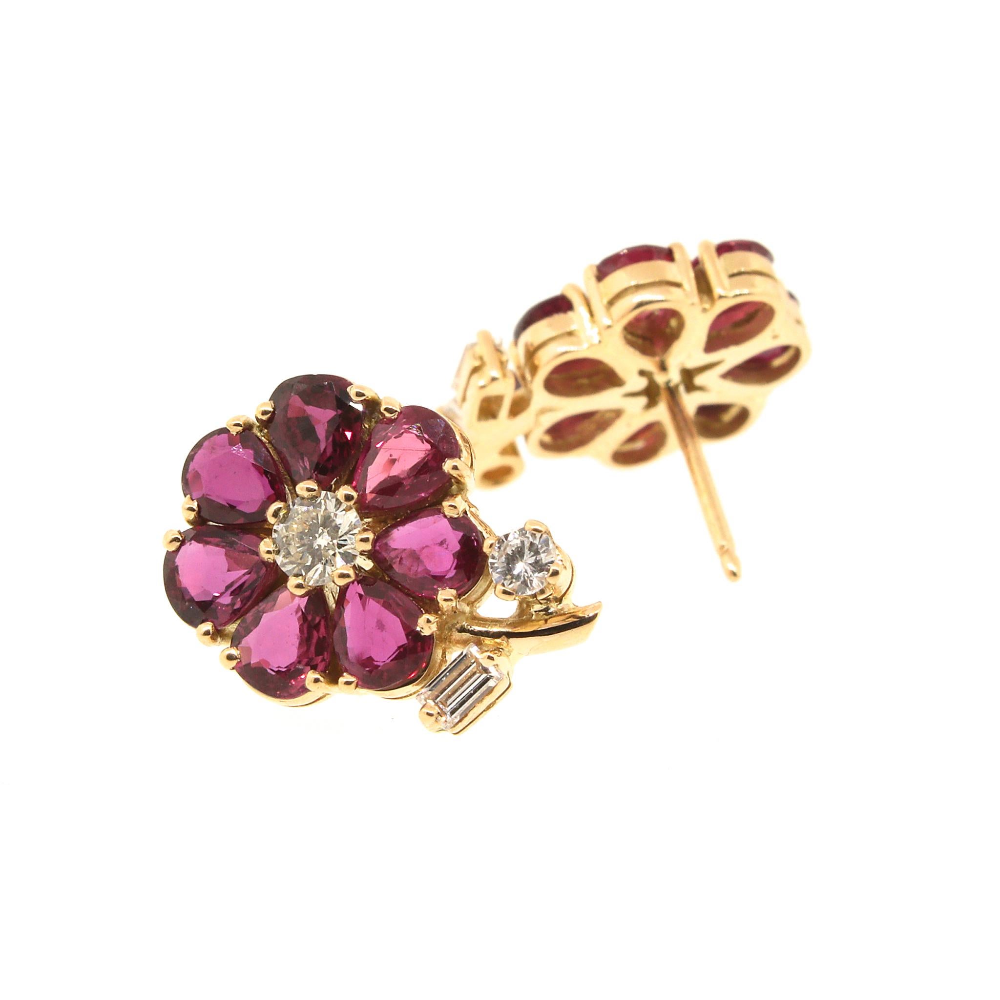 18 kt Yellow Gold
Ruby: 2.80 ct twd
Diamond: 0.40 ct twd
Total Weight: 6.5 grams