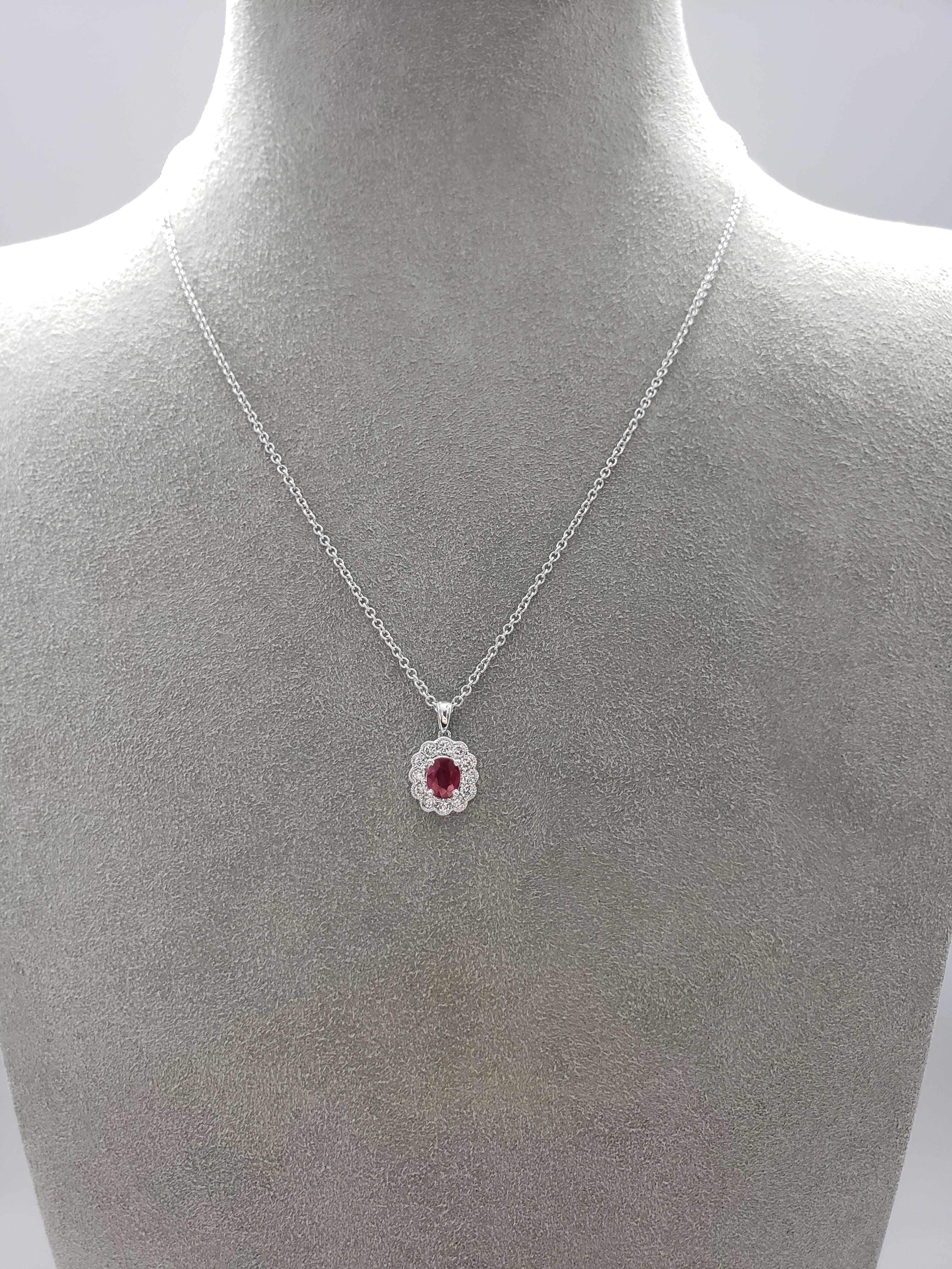 Roman Malakov Collar con Colgante Halo de Rubíes y Diamantes de Corte Ovalado de 0,65 Quilates en venta 1