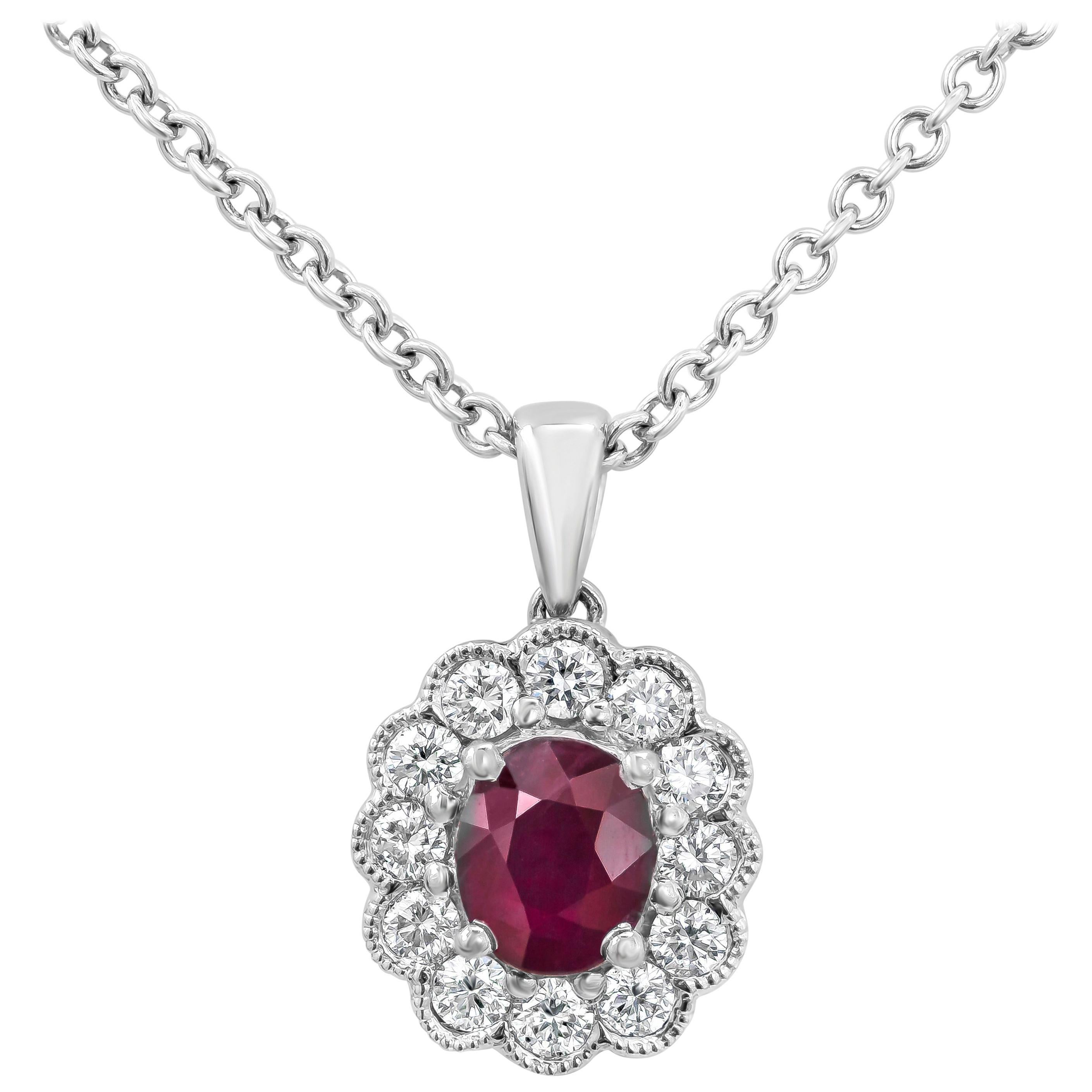 Contemporain Roman Malakov, collier pendentif en rubis taille ovale de 0,65 carat et halo de diamants en vente