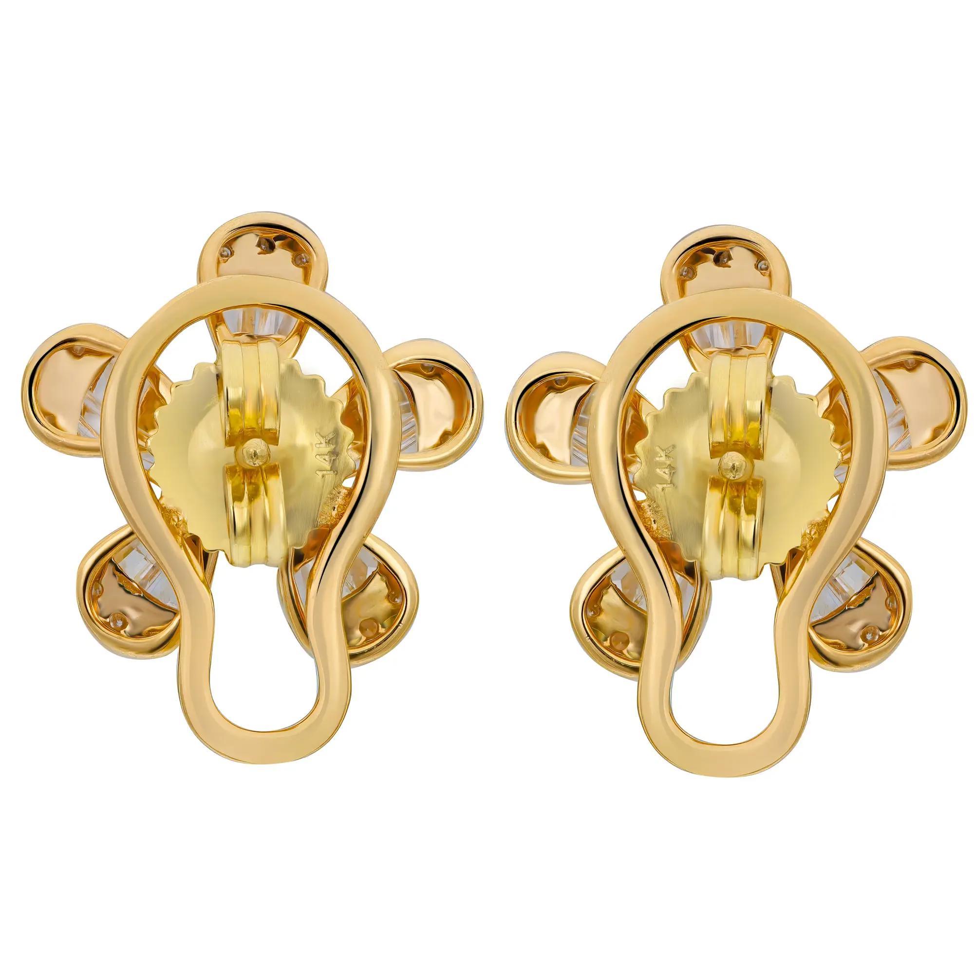 Des diamants en pleine floraison. Ces superbes boucles d'oreilles en diamants et rubis sont réalisées en or jaune 14 carats. Elle présente un rubis rond serti au centre pesant 0,26 carat et des diamants baguettes et ronds sertis en pavé pesant 1,11