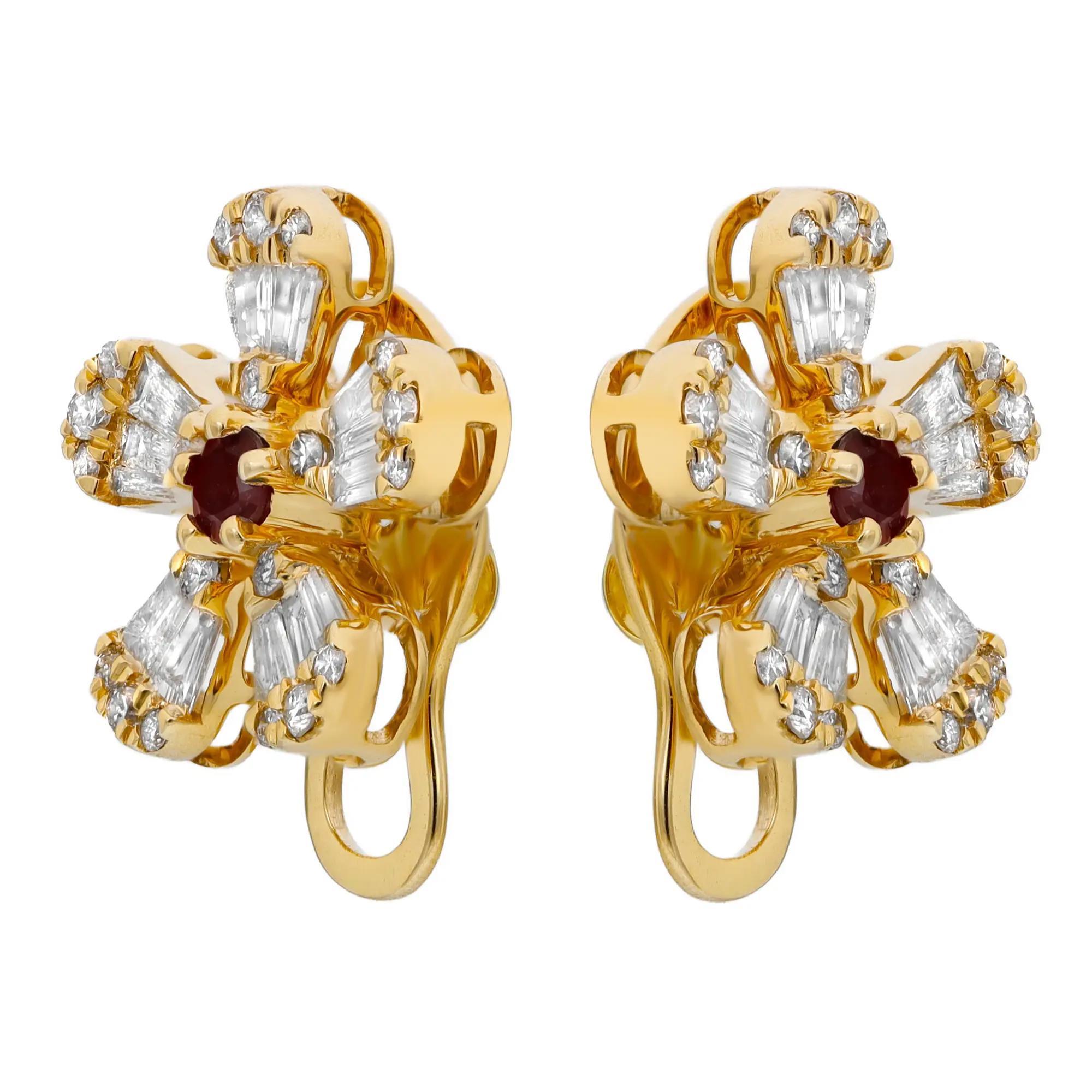 Moderne Boucles d'oreilles fleur rubis et diamant en or jaune 14K 1.38Cttw en vente