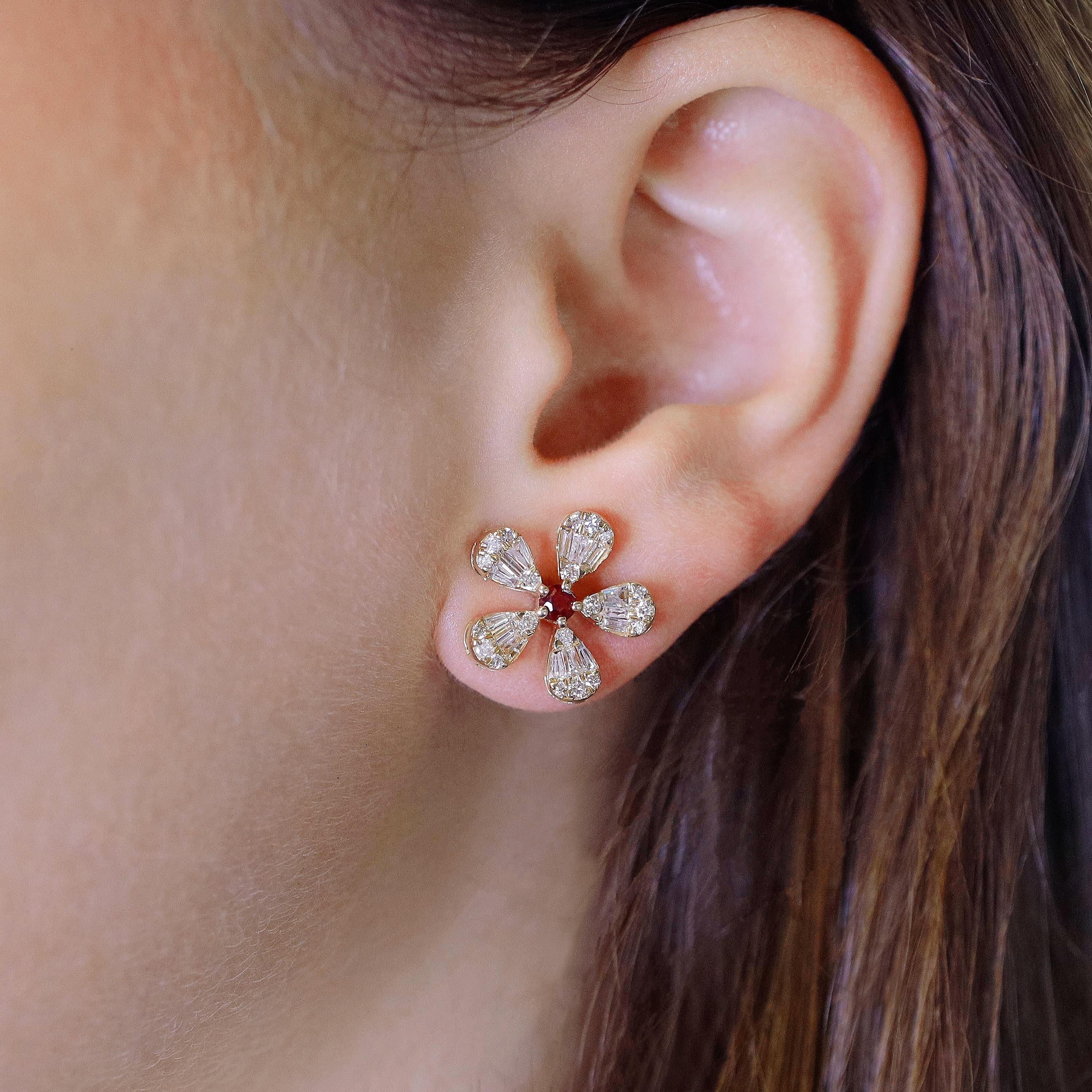 Taille ronde Boucles d'oreilles fleur rubis et diamant en or jaune 14K 1.38Cttw en vente