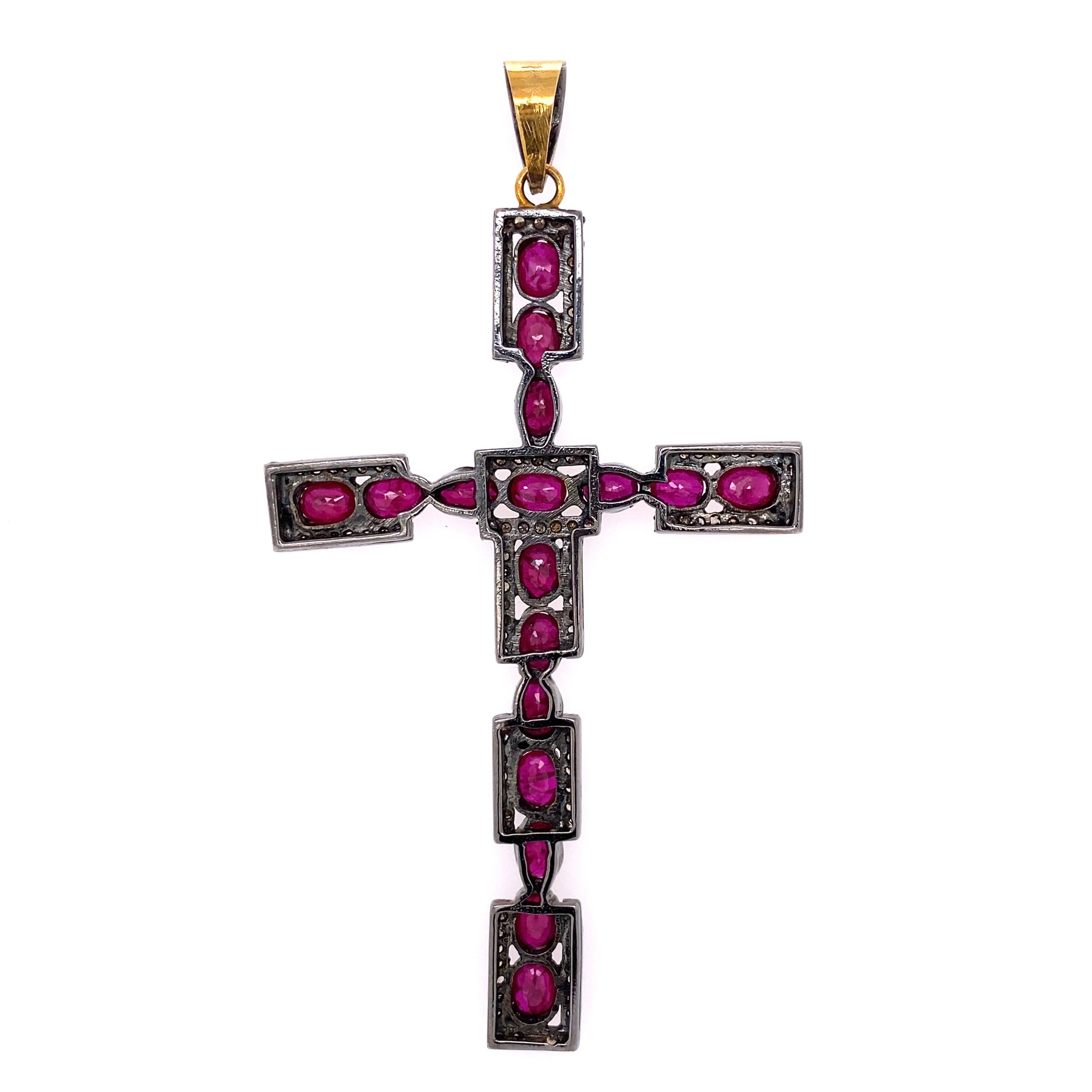 Moderniste Collier pendentif croix en or et argent sterling avec rubis et diamants en vente