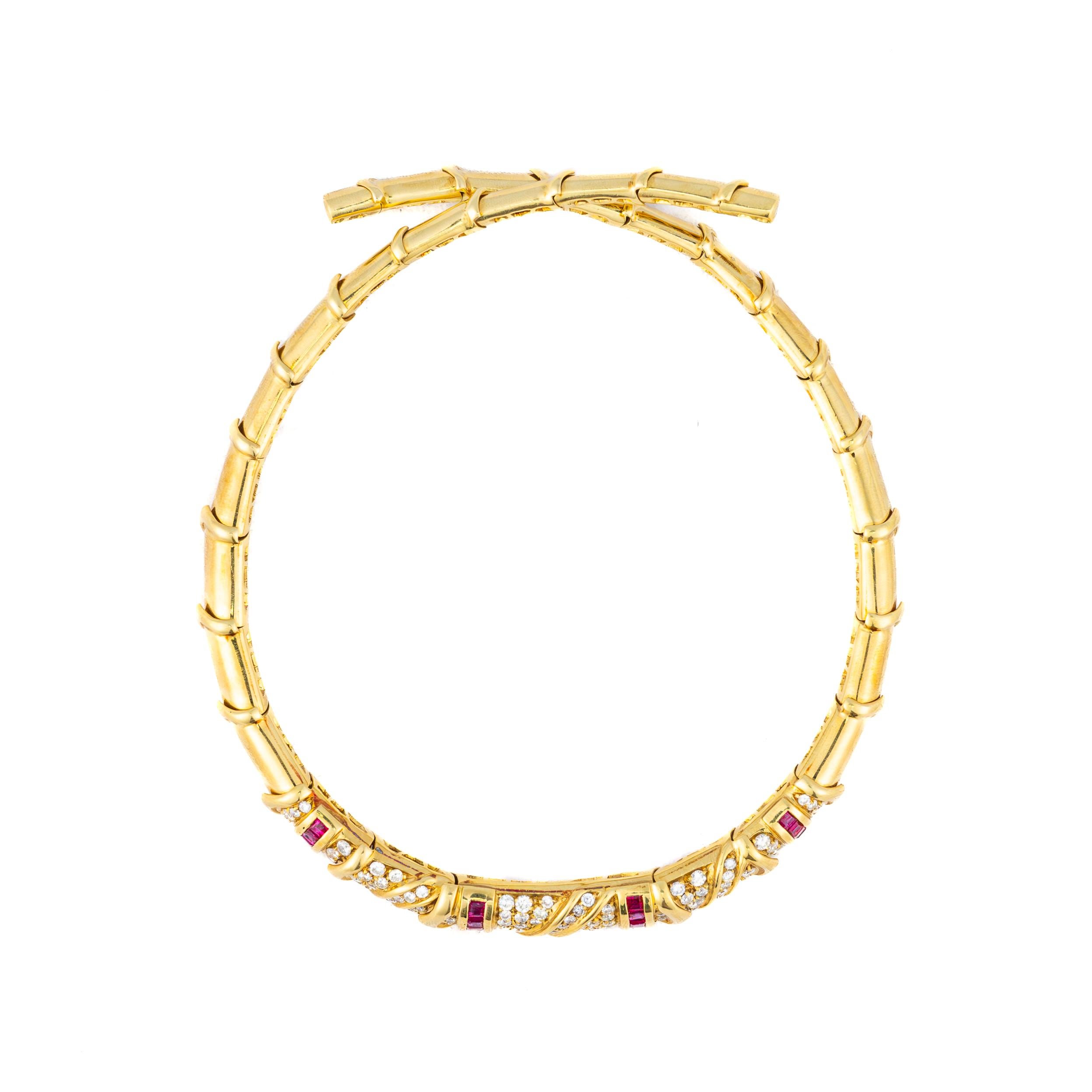 Collana girocollo in oro con rubini e diamanti

Descrizione: Questa straordinaria collana girocollo è una testimonianza di raffinata artigianalità e audace eleganza. Realizzato in lussuoso oro giallo 18 carati, presenta un design scultoreo con una