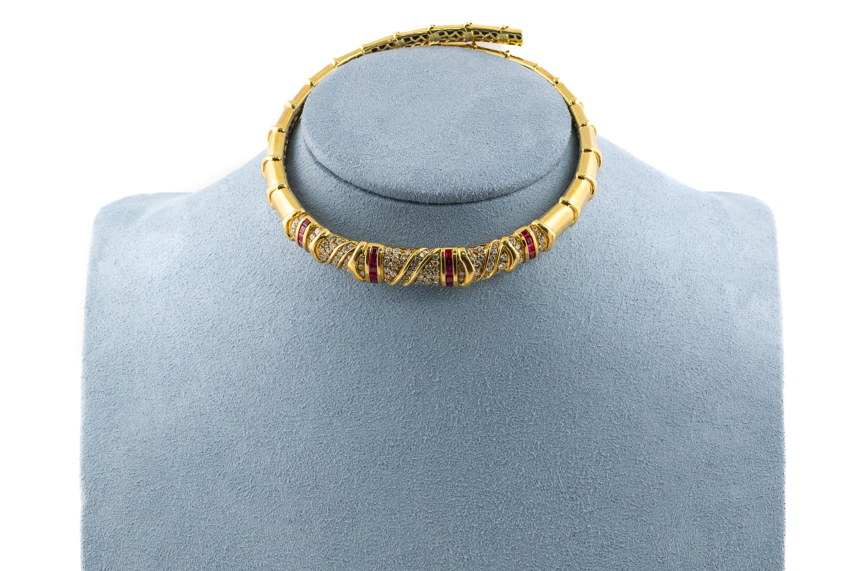 Taglio rotondo Collana girocollo in oro con rubini e diamanti in vendita