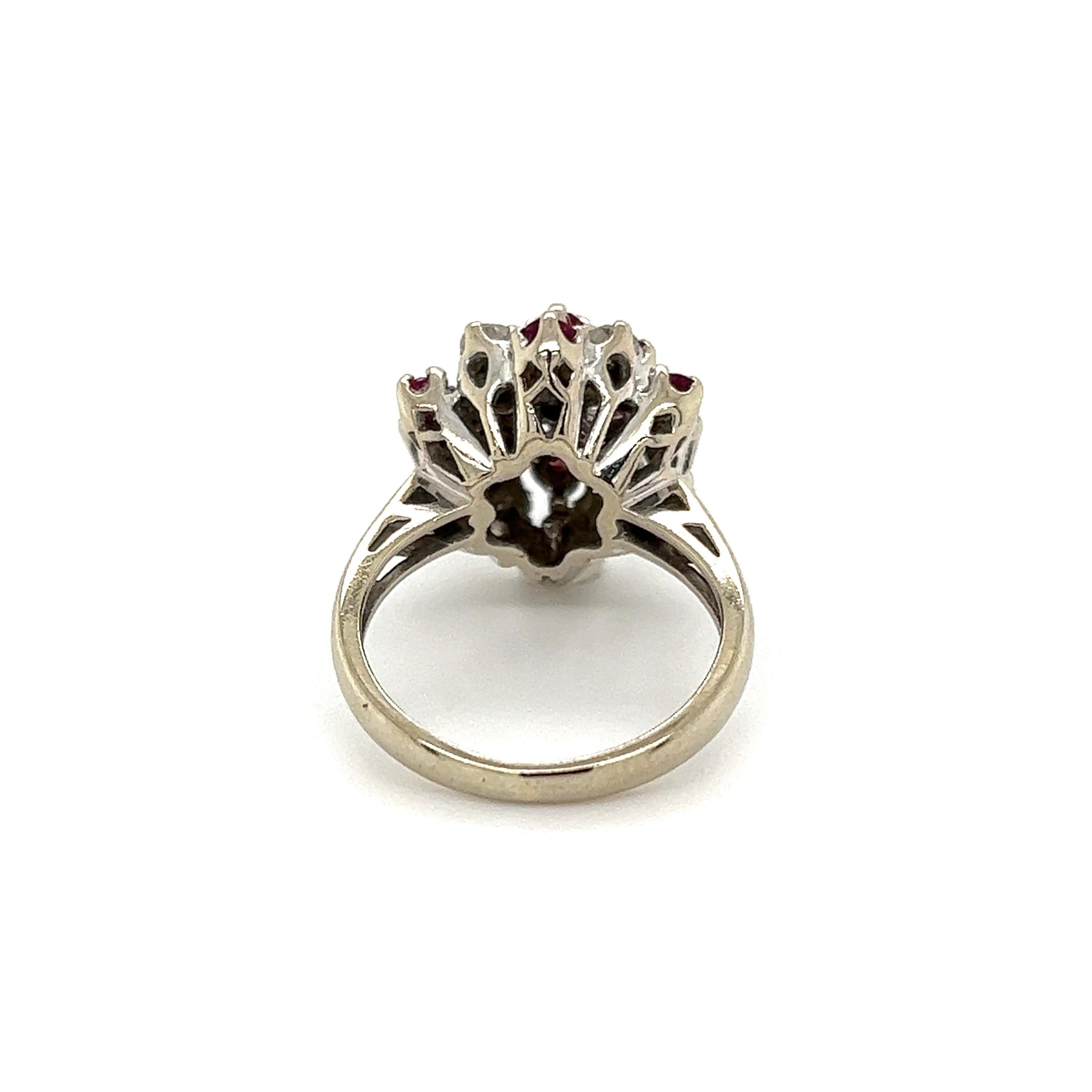 Vintage Ruby and Diamond Gold Cluster Ring In Excellent Condition For Sale In Montreal, QC