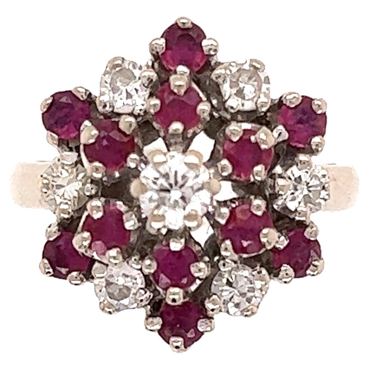 Anillo vintage en racimo de oro con rubíes y diamantes