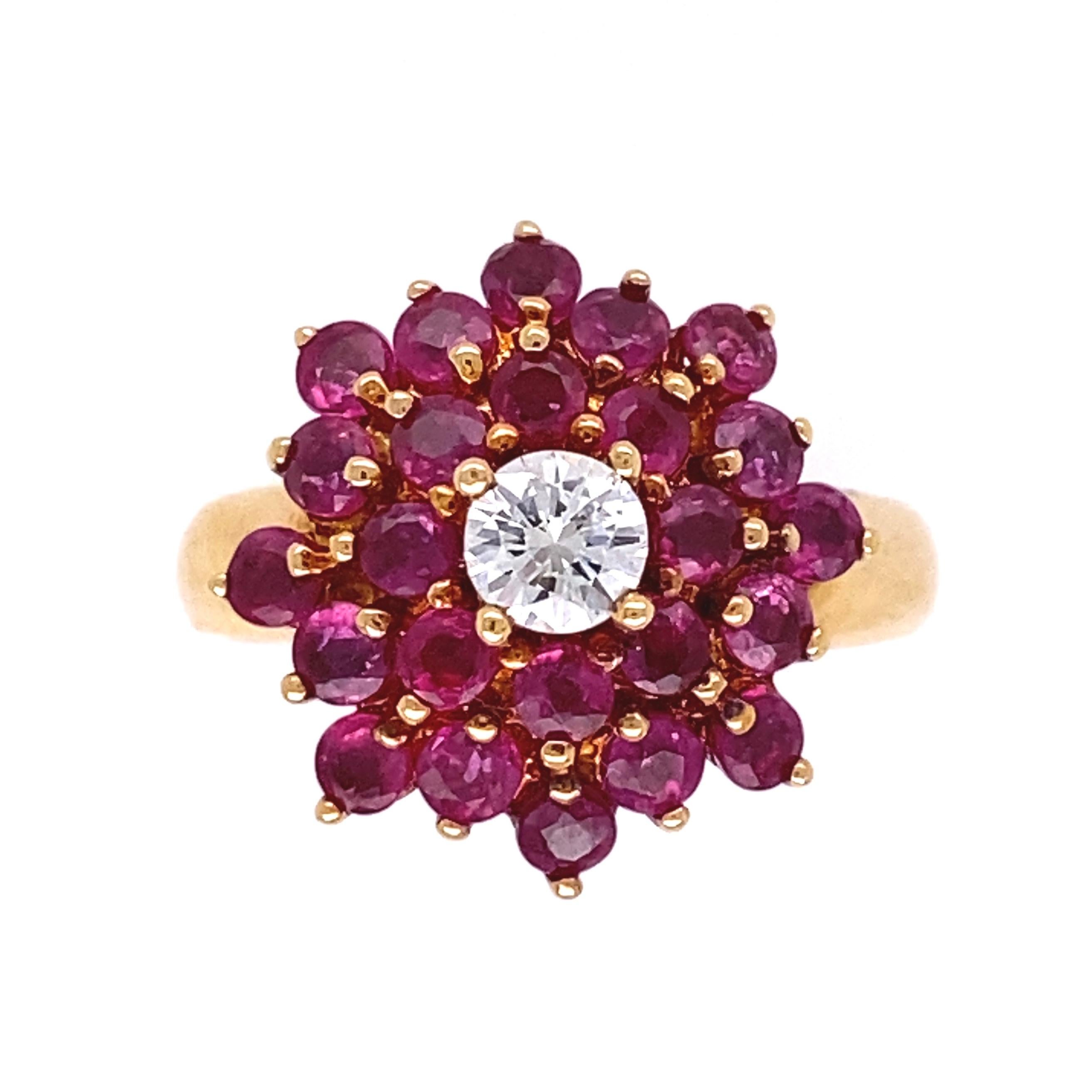 Taglio rotondo Anello da cocktail in oro con rubini e diamanti d'epoca Estate Jewelry in vendita