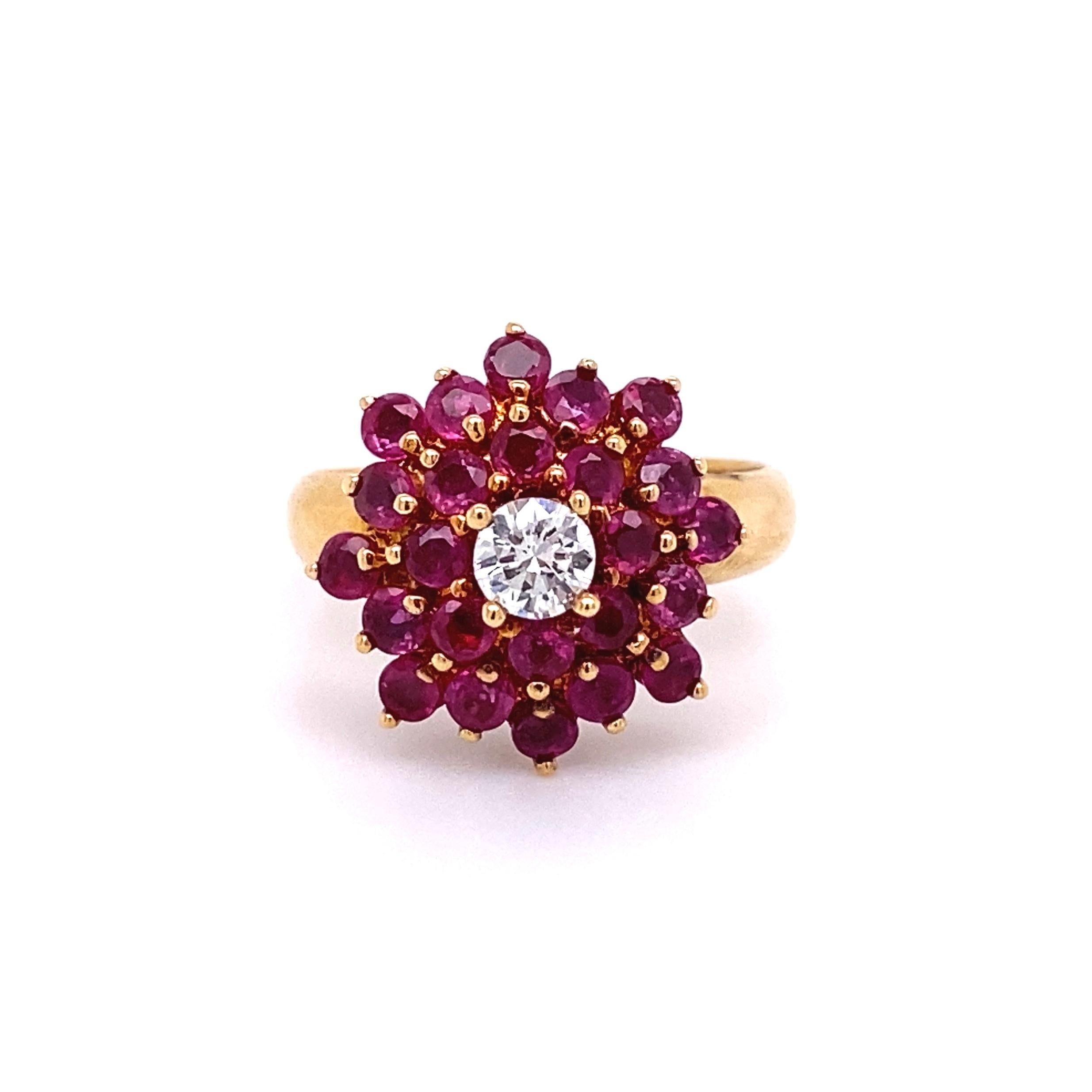Vintage Ruby and Diamond Gold Cocktail Ring Estate Fine Jewelry In Excellent Condition For Sale In Montreal, QC