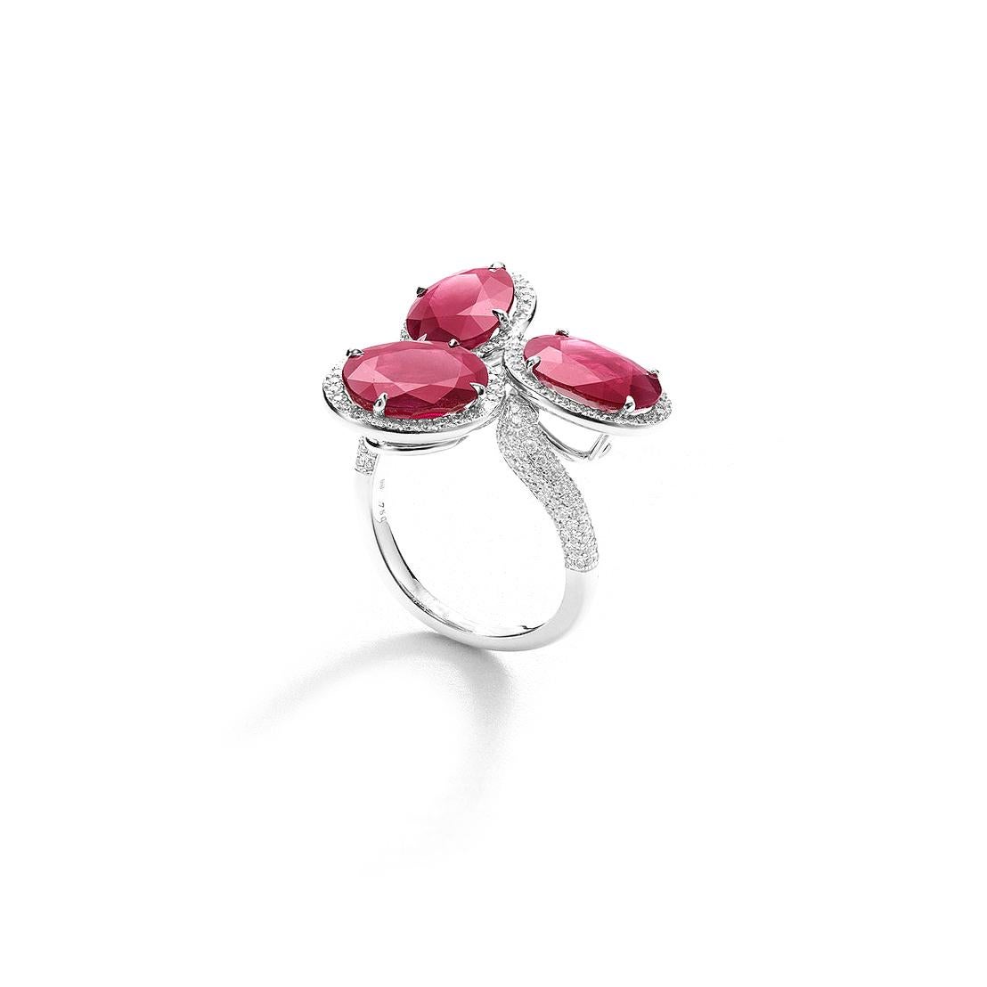 Goldring mit Rubin und Diamant (Ovalschliff) im Angebot