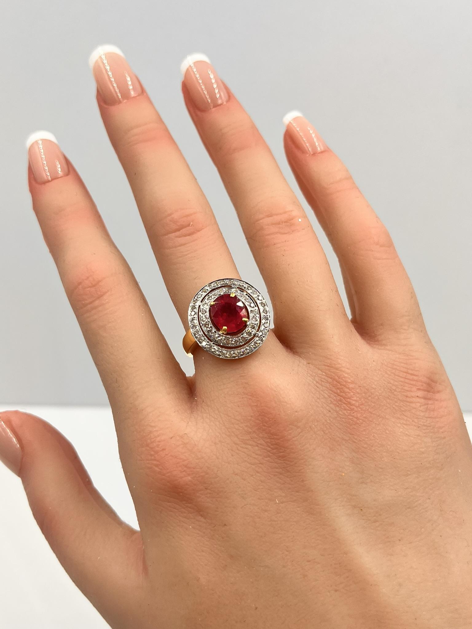 Bague en or 18K avec halo de rubis et de diamants en vente 5