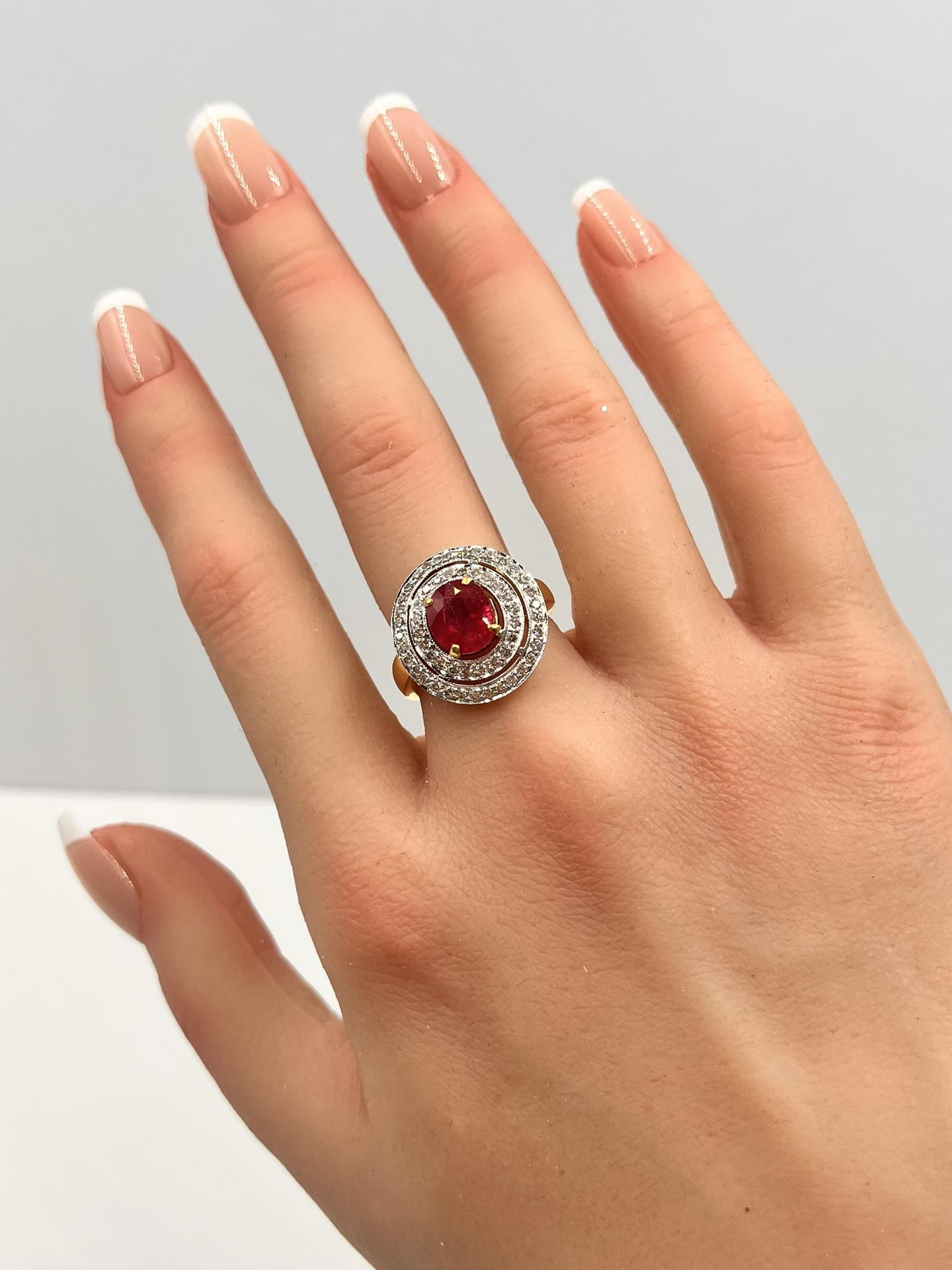 Bague en or 18K avec halo de rubis et de diamants en vente 6
