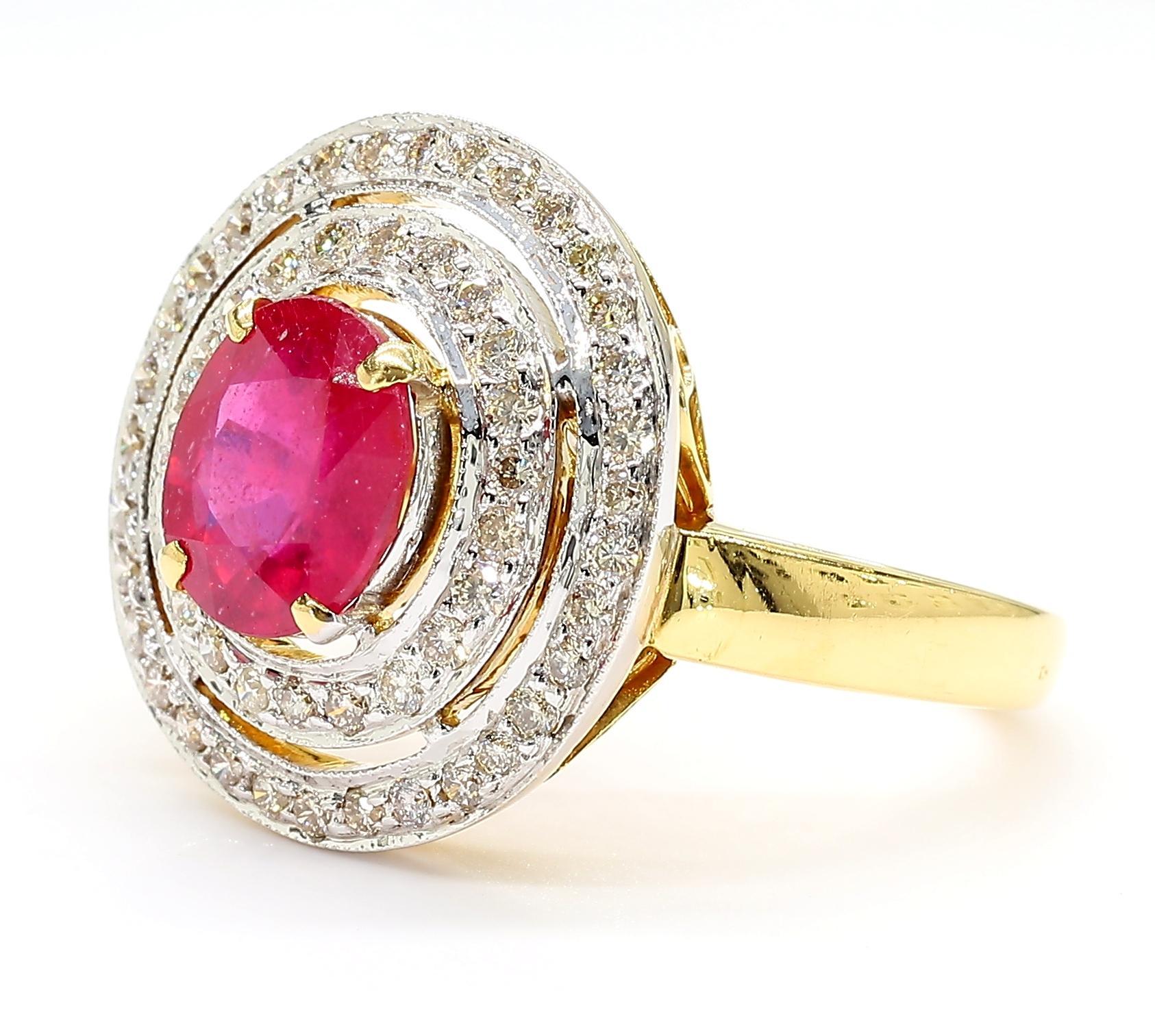 Taille ovale Bague en or 18K avec halo de rubis et de diamants en vente