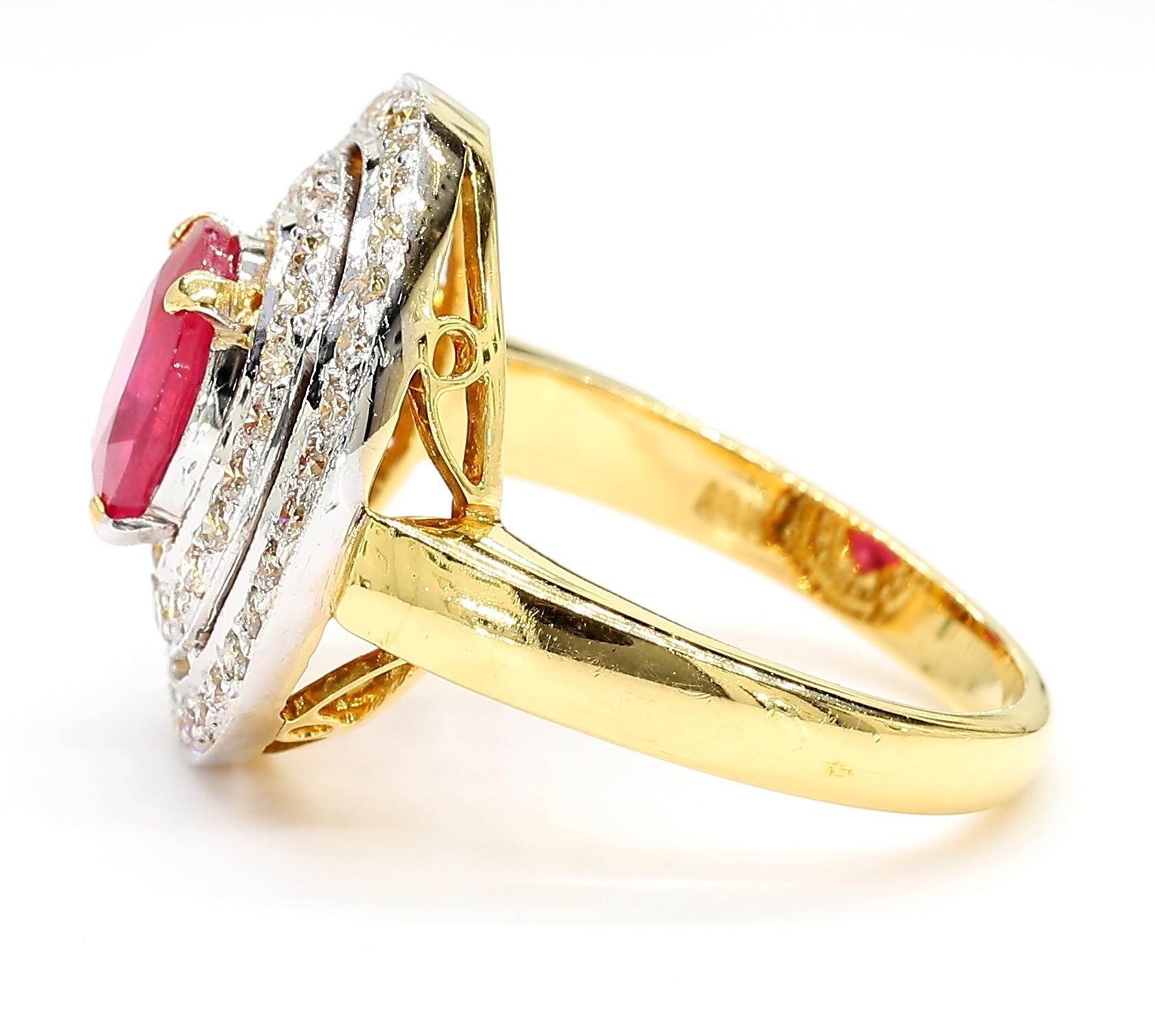 Bague en or 18K avec halo de rubis et de diamants Bon état - En vente à New York, NY
