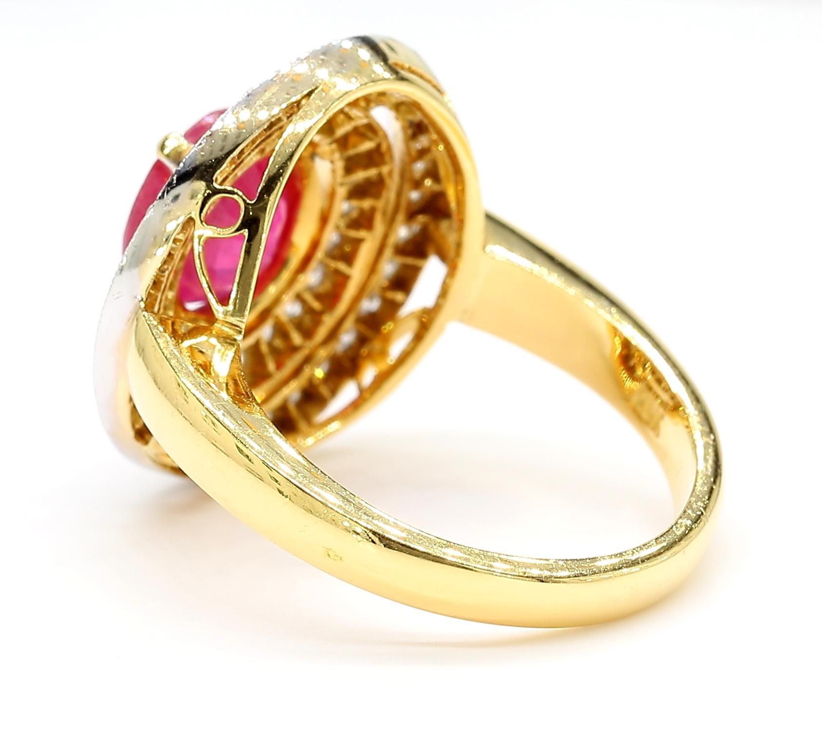 Bague en or 18K avec halo de rubis et de diamants Pour femmes en vente