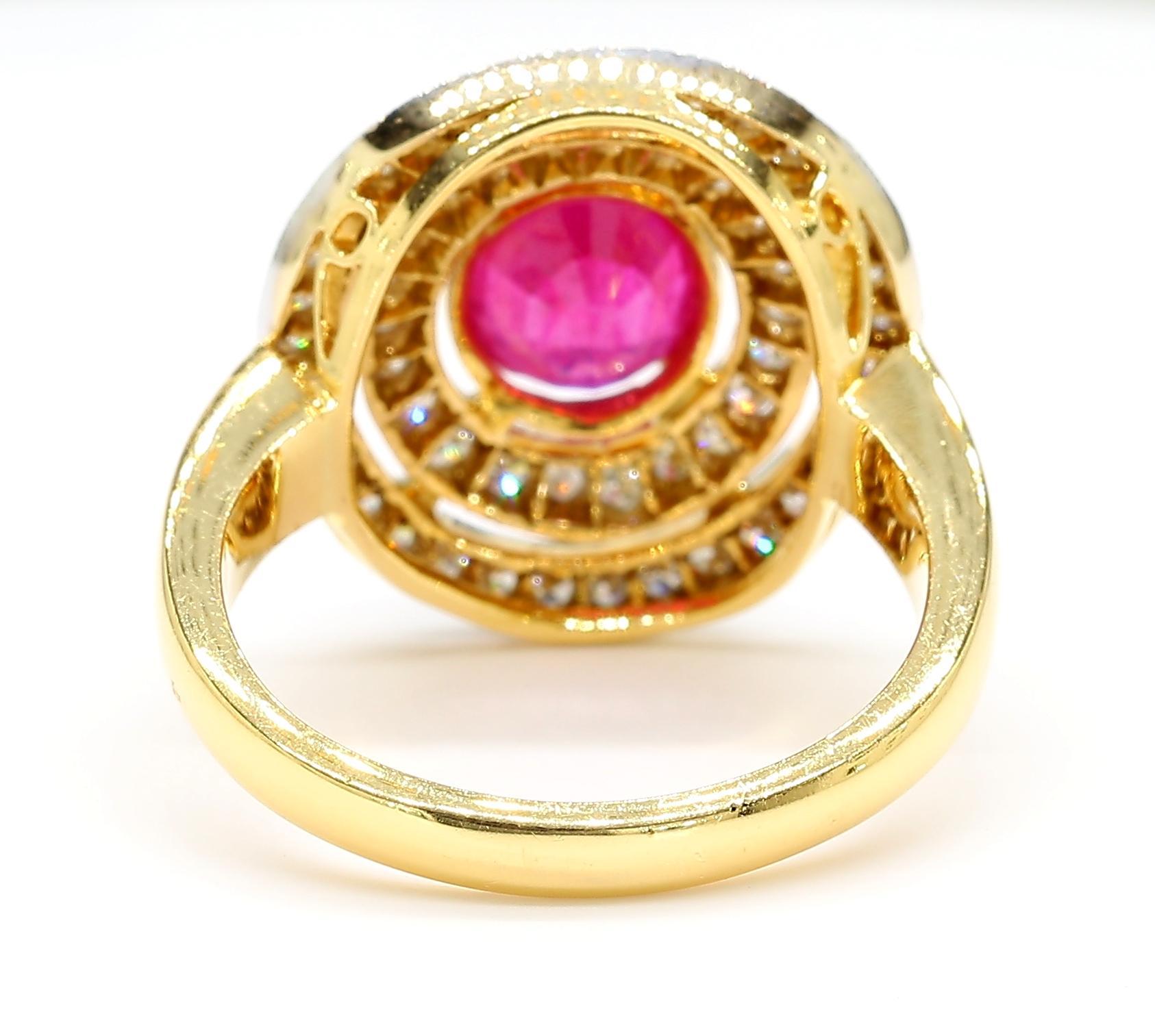 Bague en or 18K avec halo de rubis et de diamants en vente 1