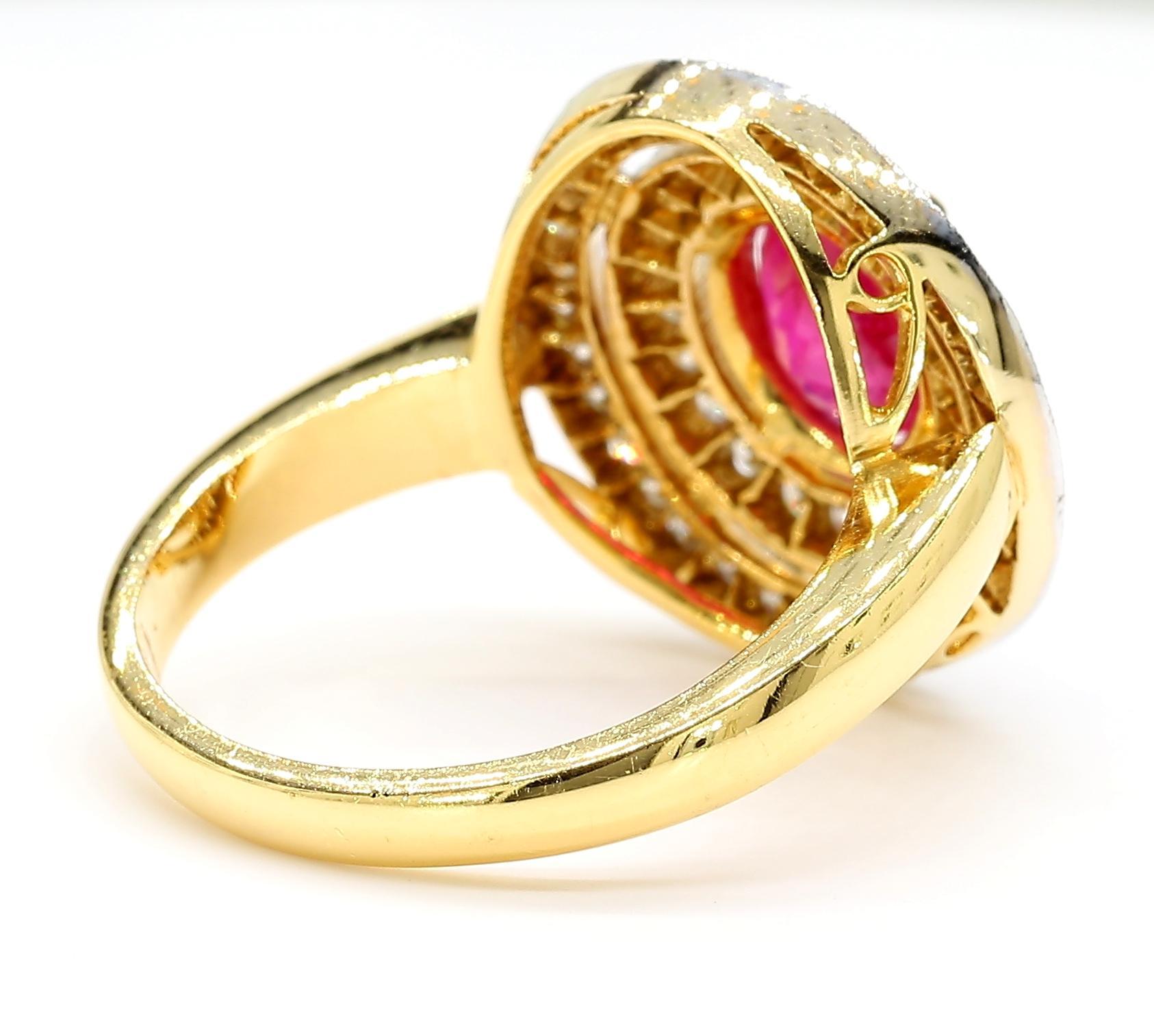 Bague en or 18K avec halo de rubis et de diamants en vente 2