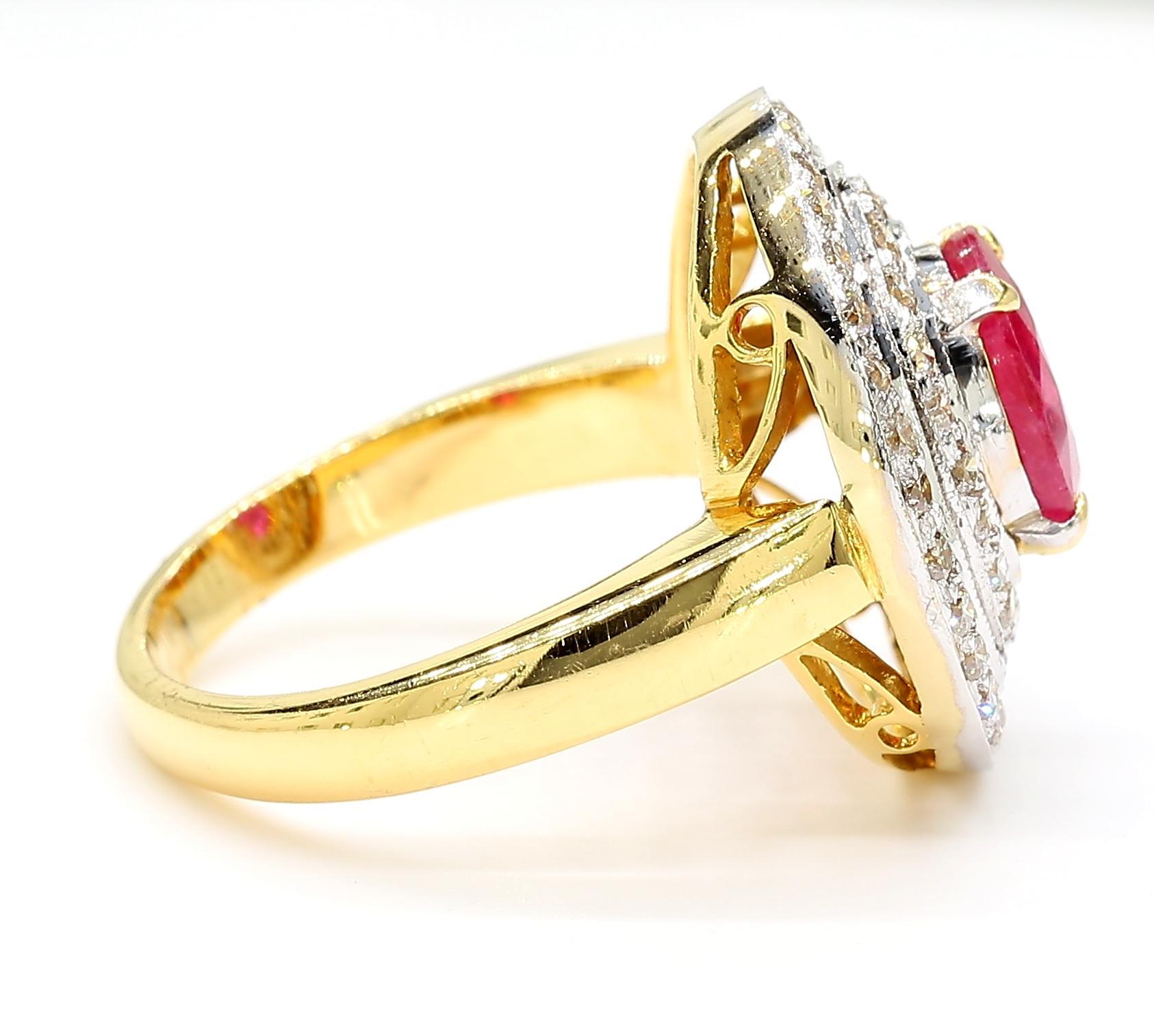 Bague en or 18K avec halo de rubis et de diamants en vente 3