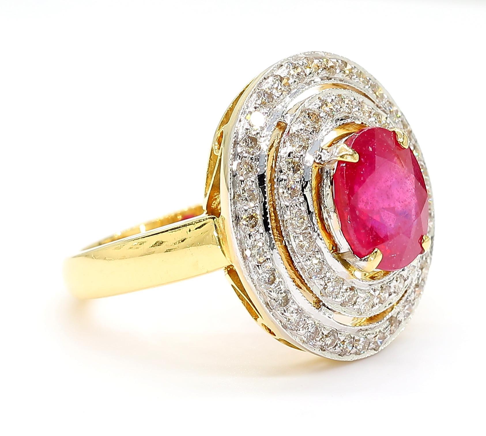 Bague en or 18K avec halo de rubis et de diamants en vente 4