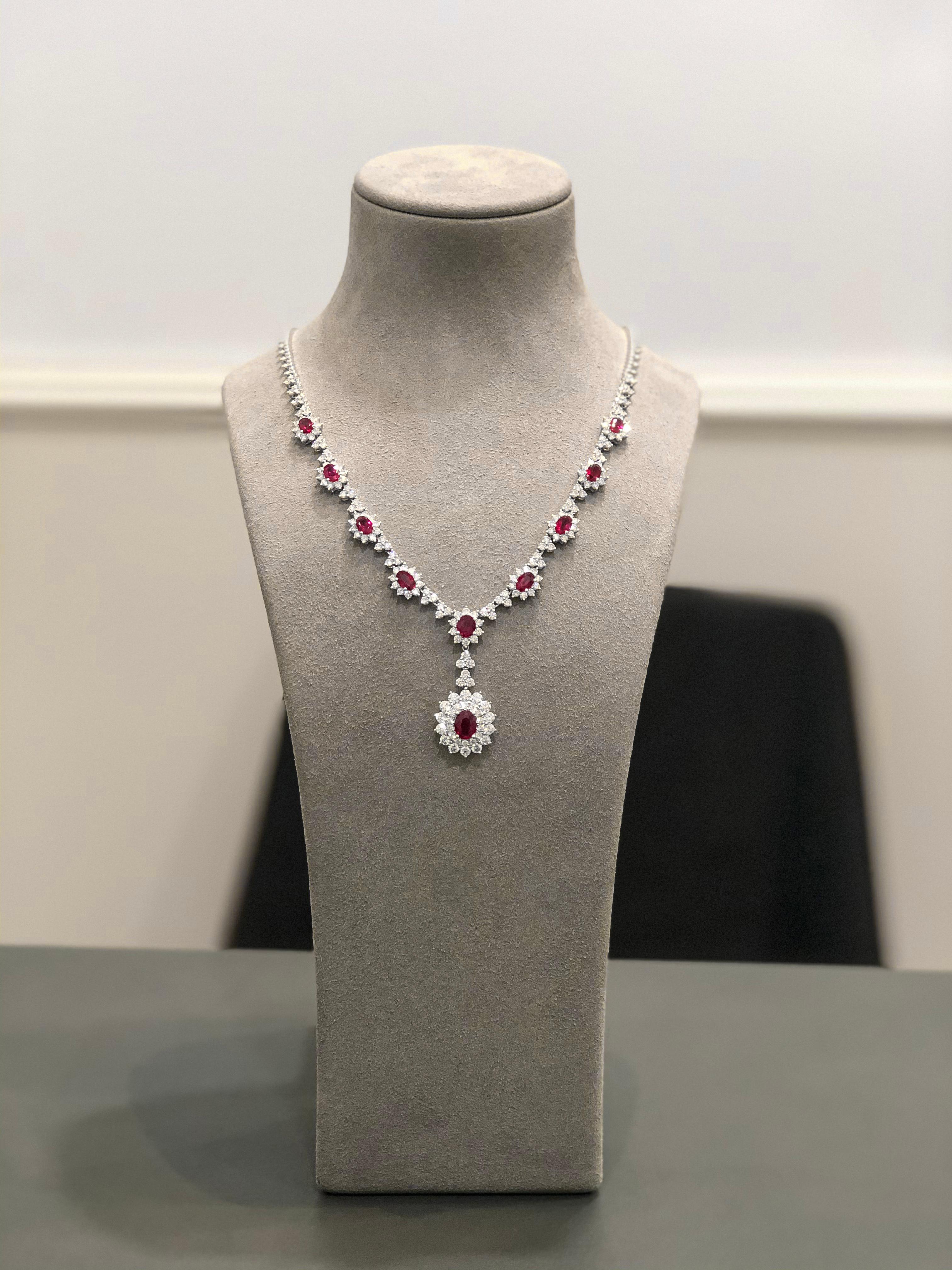 Roman Malakov, collier pendentif en rubis taille ovale de 5,93 carats avec halo de diamants Pour femmes en vente
