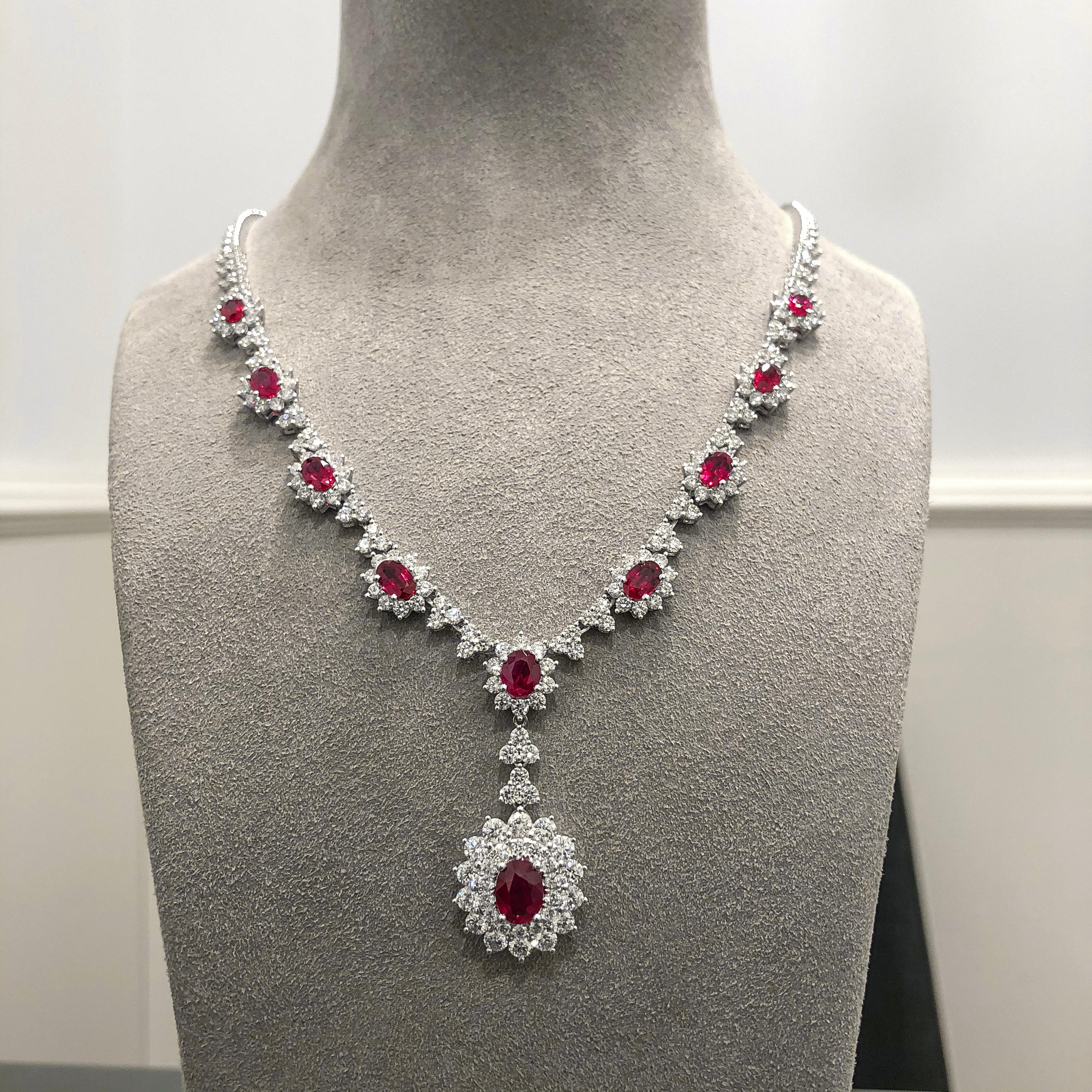 Roman Malakov, collier pendentif en rubis taille ovale de 5,93 carats avec halo de diamants en vente 1