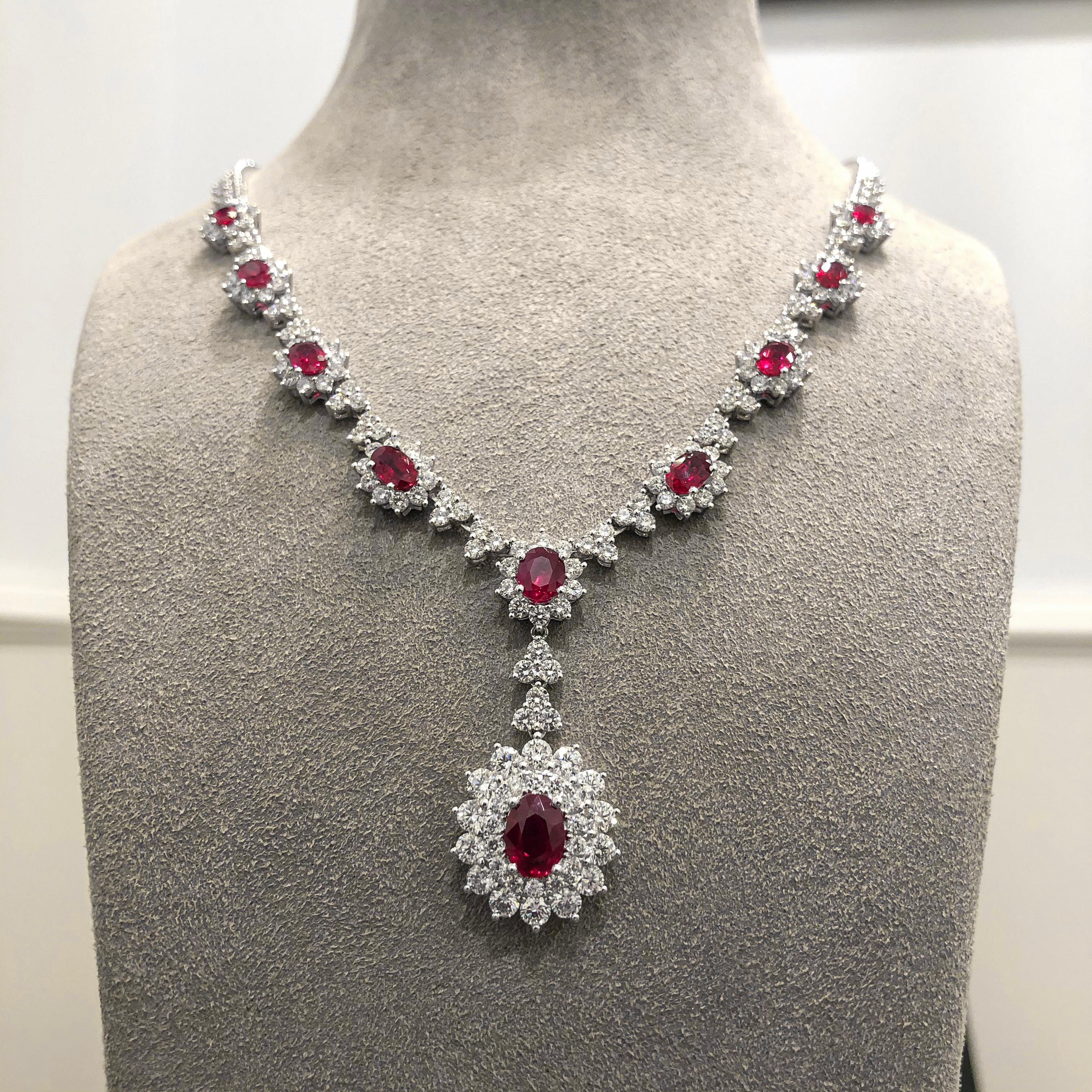 Roman Malakov, collier pendentif en rubis taille ovale de 5,93 carats avec halo de diamants en vente 2