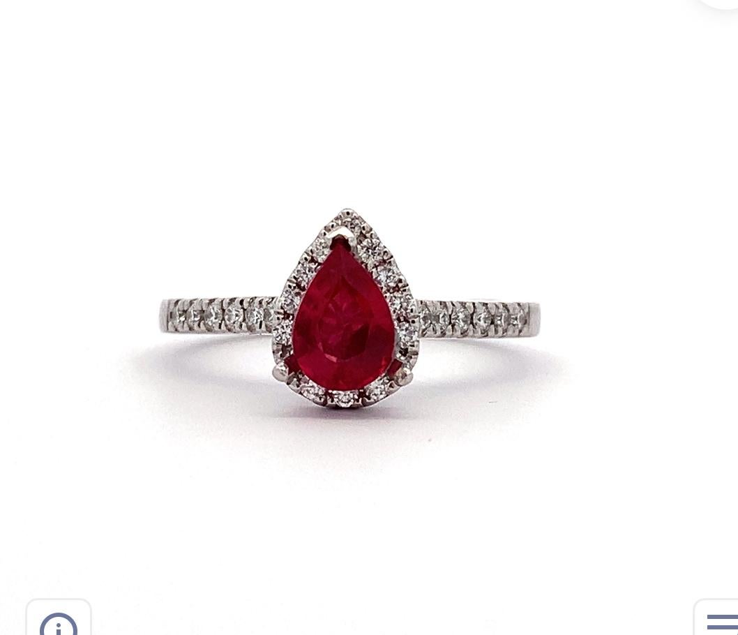 Ruby and diamond halo engagement ring 18k white gold In New Condition For Sale In London, GB