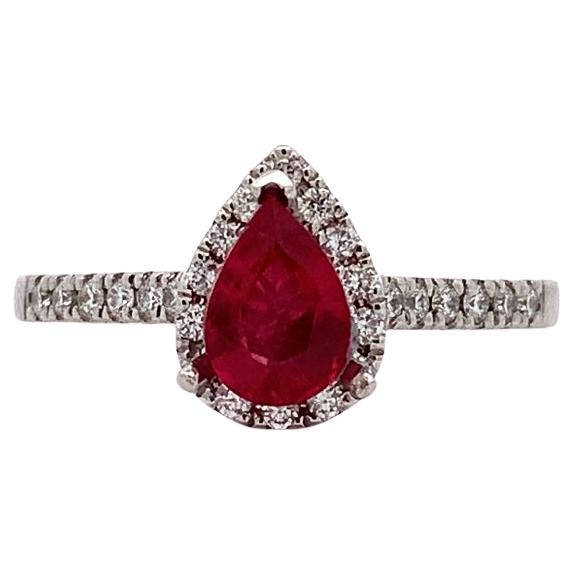 Verlobungsring mit Rubin und Diamanten mit Halo aus 18 Karat Weißgold