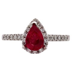 Verlobungsring mit Rubin und Diamanten mit Halo aus 18 Karat Weißgold