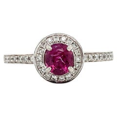 Verlobungsring mit Rubin und Diamant in Haloform aus Platin